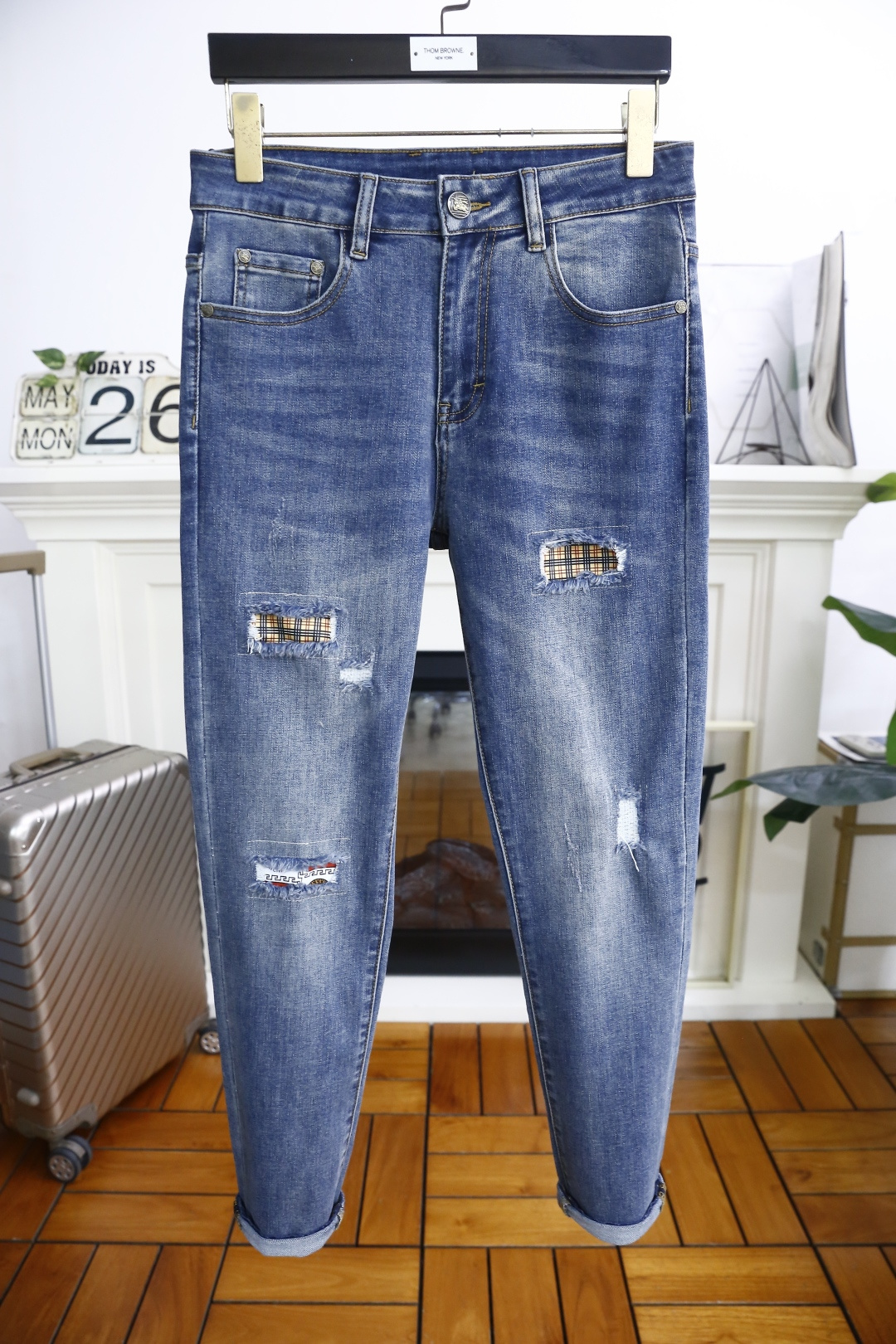 NO:415229,Burpberry/Bur*erry. 2025 summer new product original single men's versatile jeans luxury classic brand LOGO matching!  The role of ace hits every season is like a classic signature textbook!  A pair of pants with a very aesthetic tone, dominated by fabric and quality, continues the essence of normal design, with label elements perfectly embedded, which is a distinctive feature of identity and is quite distinctive!  Customer-supplied top-quality washing buffet fabrics, the fabric has first-class texture, slightly elastic, excellent scratchiness and boneiness, and the capable and neat cut, and the upper body effect is excellent!  A must-have artifact for trendy men!  Counter size 29-38, no 35/37!  Shipping the next day!  ,burberry,burberry,jeans,alexander wang19860909巴宝丽/Bur*erry. 2025夏季新品原单男士百搭牛仔裤奢华经典品牌LOGO搭配！每一季的王牌级爆款担当,俨然属于经典招牌教科书般存在！极具美学基调的一款裤子,以面料和品质为主导,延续了常态化的设计精髓,标签化元素完美嵌入,属于身份的特色彰显,辨识度颇为鲜明！客供进口顶级洗水牛仔面料,面料质地一流,略带弹力,挺刮度与筋骨感极好,干练利落的裁剪,上身效果极好！潮男必备神器！专柜尺码29-38,无35/37！隔天出货！,,burberry,burberry,jeans,alexander wang,Men's clothing