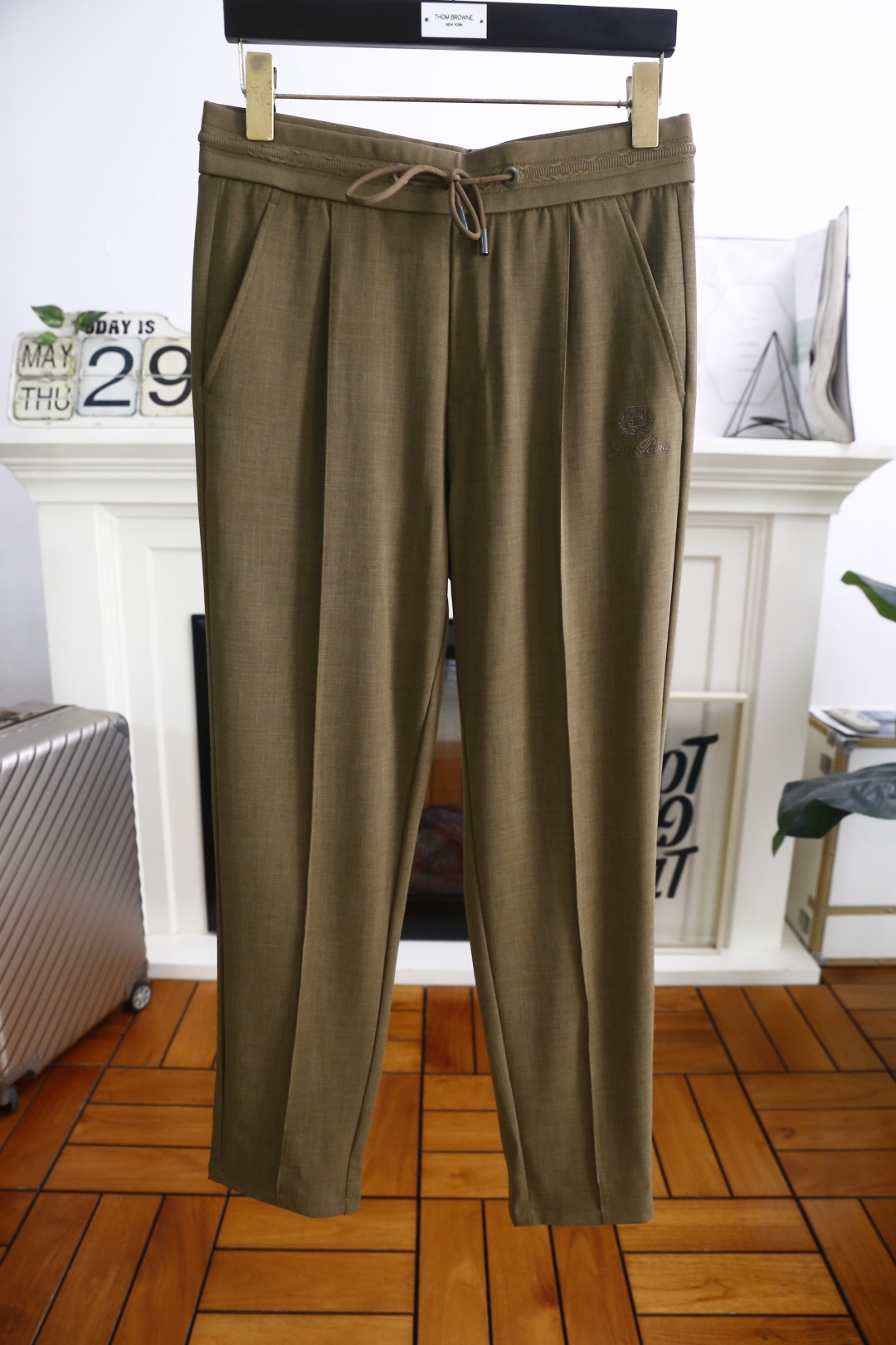 NO:415240,LP. 25 new summer fashion men's casual pants!  It uses imported comfortable and breathable cotton fabric, with a luxury brand original LOGO design, and the upper body is casual and comfortable!  Elastic waist casual and versatile style without restraint!  The same product for overseas European counters, the upper body is fashionable and sporty, very low-key and luxurious!  The stitching of the turner is delicate and strong!  Perfect three-dimensional tailoring, highly recommend buying the product!  Counter size 48-56, shipped the next day!  loro piana alexander wang19860909LP. 25夏季新品时尚男士休闲裤！采用进口舒适透气棉面料,奢华品牌原版LOGO设计 上身随意舒服！松紧腰休闲百搭款无束缚感！海外欧洲专柜同品,上身时尚运动显时尚,很低调且不失奢华品味！车工缝线细致而强悍！完美立体剪裁,强烈推荐购入货色！专柜尺码48-56,隔天出货！,,loro piana,alexander wang,Men's clothing