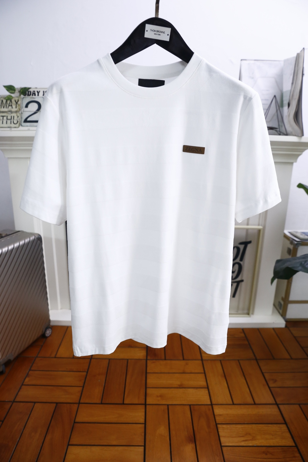 NO:415281,Zenia/Ze*na. 2025 summer new product men's round neck short sleeves with luxurious classic letters LOGO logo on the chest and you can appreciate the youthfulness and fashion sense brought by this design!  The overall style is fashionable and trendy, using comfortable and breathable fabric, soft, skin-friendly and breathable, and has a very crisp and crisp drooping feeling. The upper body is fashionable and fashionable, and it is a must-have item for trendy men!  Counter size M-2XL, shipped the next day!  ,zegna,T-shirt,alexander wang19860909杰尼亚/Ze*na. 2025夏季新品男士圆领短袖胸前奢华经典字母LOGO标识标注上身就能体会这款设计带来的年轻与时尚感！整体时尚而有潮流,采用舒适透气面料 柔软亲肤透气 ,又有很好的挺括 垂感 上身时尚潮流色系,潮男必备单品！专柜尺码M-2XL,隔天出货！,,zegna,T-shirt,alexander wang,Men's clothing