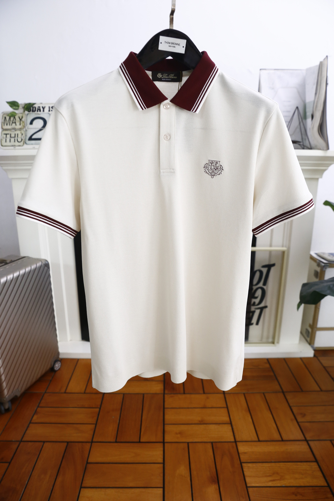 NO:415273,LP. 2025 summer new product classic fashion lapel polo short-sleeved fashion item design, more fashionable and comfortable, high-standard customization, very stylish upper body, luxury brand classic exquisite embroidery LOGO pattern Customer-supplied auxiliary materials, customer-supplied imported high-end fine Judy fabrics have very delicate texture, exquisite and exquisite detailing and exquisite accessories, all supplied by foreign customers, a very high shaping item, can be matched with any fashion, super good style, a must-have item for trendy men, counter size: M-3XL, shipped the next day!  ,loro piana,T-shirt,alexander wang19860909LP. 2025夏季新品经典时尚翻领polo短袖时尚单品设计,更加时尚舒适,高标准定制,上身非常有型,奢华品牌经典精致绣花LOGO 图案 客供辅料,客供进口高档加细朱迪面料质感非常细腻,细节工艺精湛考究,辅料皆为外商客供,塑造性极高的一款单品,任何时装都可以搭配,版型超级好 潮男必备单品 专柜尺码:M-3XL,隔天出货！,,loro piana,T-shirt,alexander wang,Men's clothing