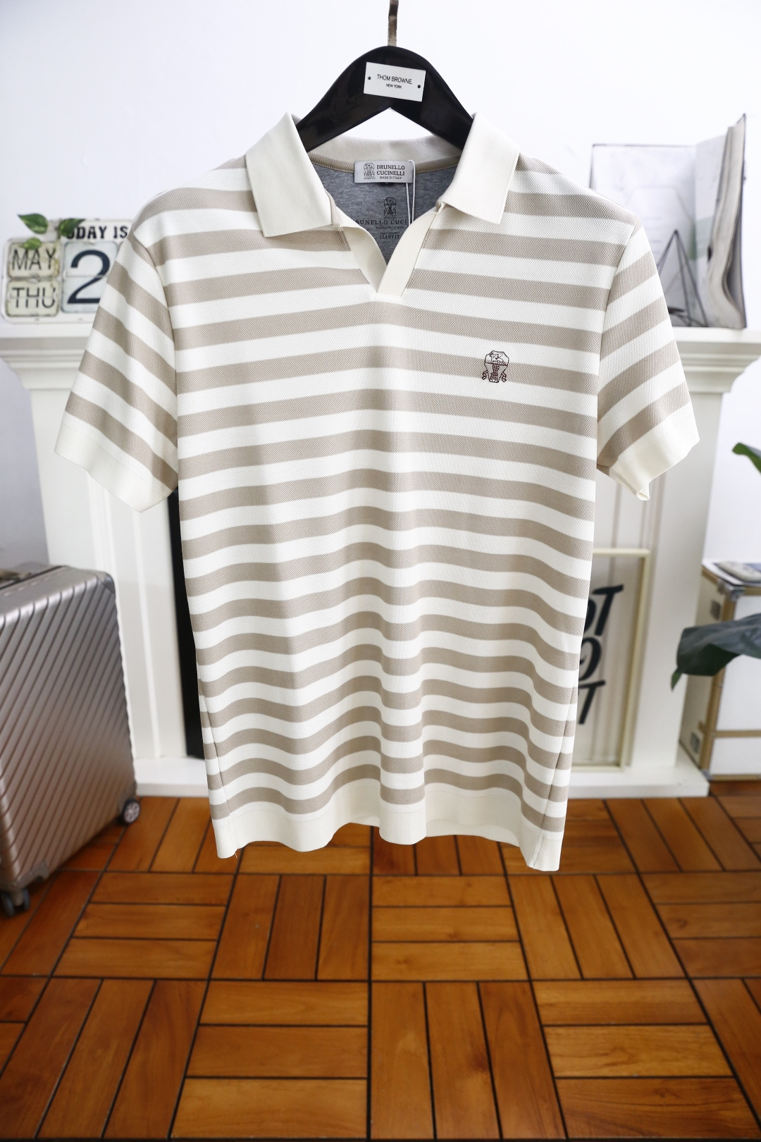 NO:415307,Brunello Cucinelli. 2025 summer new product for men's striped short-sleeved fashion classic lapel design!  High-end custom versatile styles that anyone can easily control. Use high-end, comfortable and breathable fabrics!  Luxury classic brand LOGO design, very high-end and people who understand goods must enter!  The style and tailoring are slim styles, which are very exquisite, showing aura and highlighting the exquisiteness of business men. This is the unique feature, the right slim fit, and the upper body effect is very good!  Counter size M-3XL, shipped the next day!  brunello cucinelli,T-shirt,alexander wang19860909Brunello Cucinelli. 2025夏季新品男士条纹短袖时尚经典翻领设计！高级定制百搭款式 任何人都可以轻松驾驭 采用高档舒适透气面料！奢华经典品牌LOGO设计,非常显档次懂货的必须入！版型剪裁属于修身款 非常精致,显气场,又会凸显商务男士的精致,这就是独到之处,恰到好处的修身,上身效果非常赞！专柜尺码M-3XL,隔天出货！,,brunello cucinelli,T-shirt,alexander wang,Men's clothing