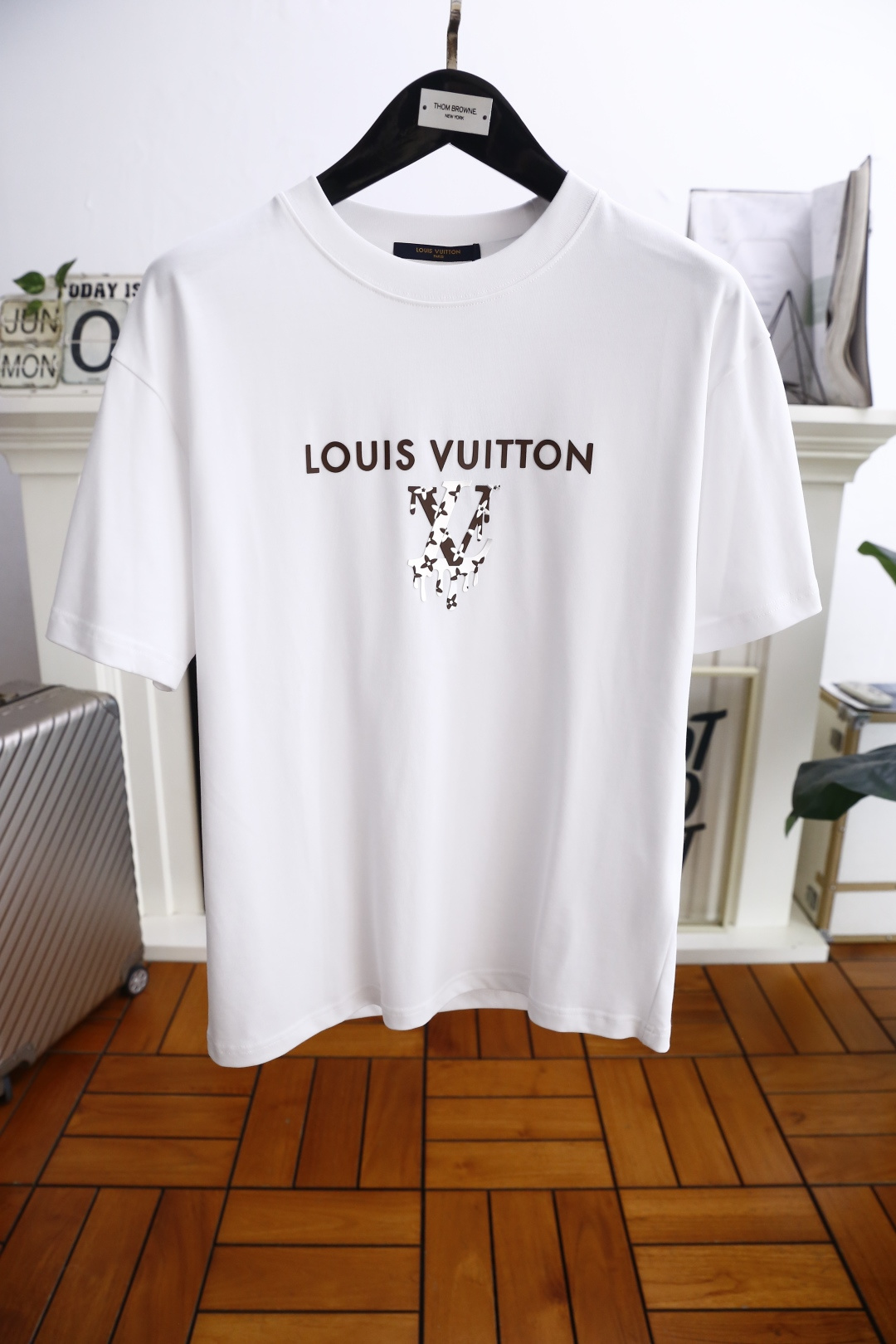 NO:524419,Louis Vuit*/Louis Vuit*on. 2025 summer new original single men's casual base short-sleeved T-shirt!  Luxurious classic brand original LOGO design!  High-end customization, high-version, fashionable and versatile!  It is made of comfortable mercerized cotton fabric and feels super soft and delicate, comfortable to wear, high-end quality, fine OEM, very good at making the upper body, men's must-have items, complete three standards!  Size S-XL, please report your height and weight when placing an order!  Shipping the next day!  ,,louis vuitton,louis vuitton,T-shirt,tees,t-shirt,alexander wang19860909路易威*/Louis Vuit*on. 2025夏季新款原单男士休闲打底短袖T恤！奢华经典品牌原版LOGO设计！高端定制 高版本 时尚百搭爆款！采用舒适丝光棉面料手感超柔软细腻 穿着亲肤舒适 高端精品 代工厂精细做上身非常赞 男士必备单品 三标齐全！尺码S-XL,下单请报身高体重！隔天出货！,,louis vuitton,louis vuitton,T-shirt,tees，t-shirt,alexander wang,Men's clothing