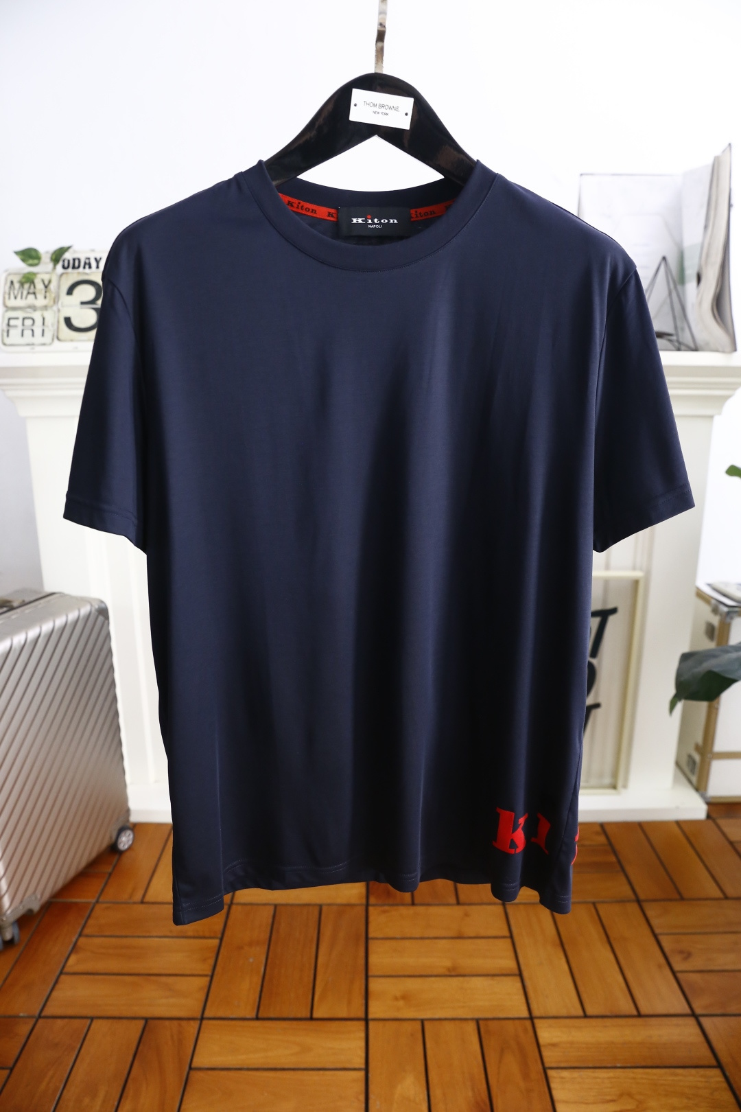 NO:460468,Kiton. 2025 summer new product men's round neck short sleeve hem classic brand letter LOGO logo to mark the upper body to experience the youthfulness and fashion sense brought by this design!  The overall style is fashionable and trendy, using comfortable and breathable fabric, soft, skin-friendly and breathable, and has a very crisp and crisp drooping feeling. The upper body is fashionable and fashionable, and it is a must-have item for trendy men!  Complete three standards!  Counter size M-3XL, shipped the next day!  ,T-shirt,alexander wang19860909kiton. 2025夏季新品男士圆领短袖下摆经典品牌字母LOGO标识标注上身就能体会这款设计带来的年轻与时尚感！整体时尚而有潮流,采用舒适透气面料 柔软亲肤透气 ,又有很好的挺括 垂感 上身时尚潮流色系,潮男必备单品！三标齐全！专柜尺码M-3XL,隔天出货！,,T-shirt,alexander wang,Men's clothing