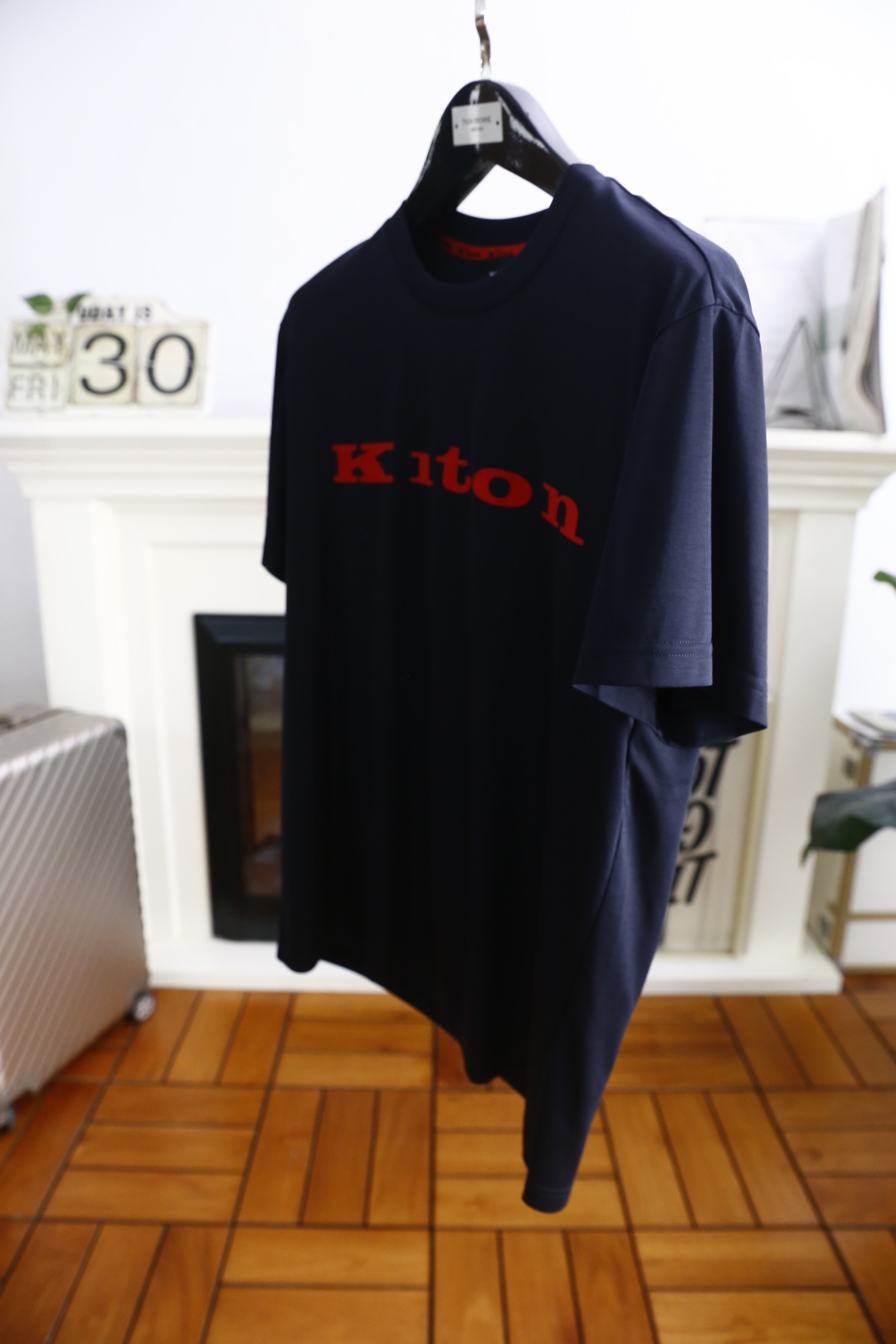 。🔅🔥kiton
2025夏季新品男士短袖👍🏼时尚经典圆领设计！胸前品牌字母LOGO搭配！高级定制百搭款