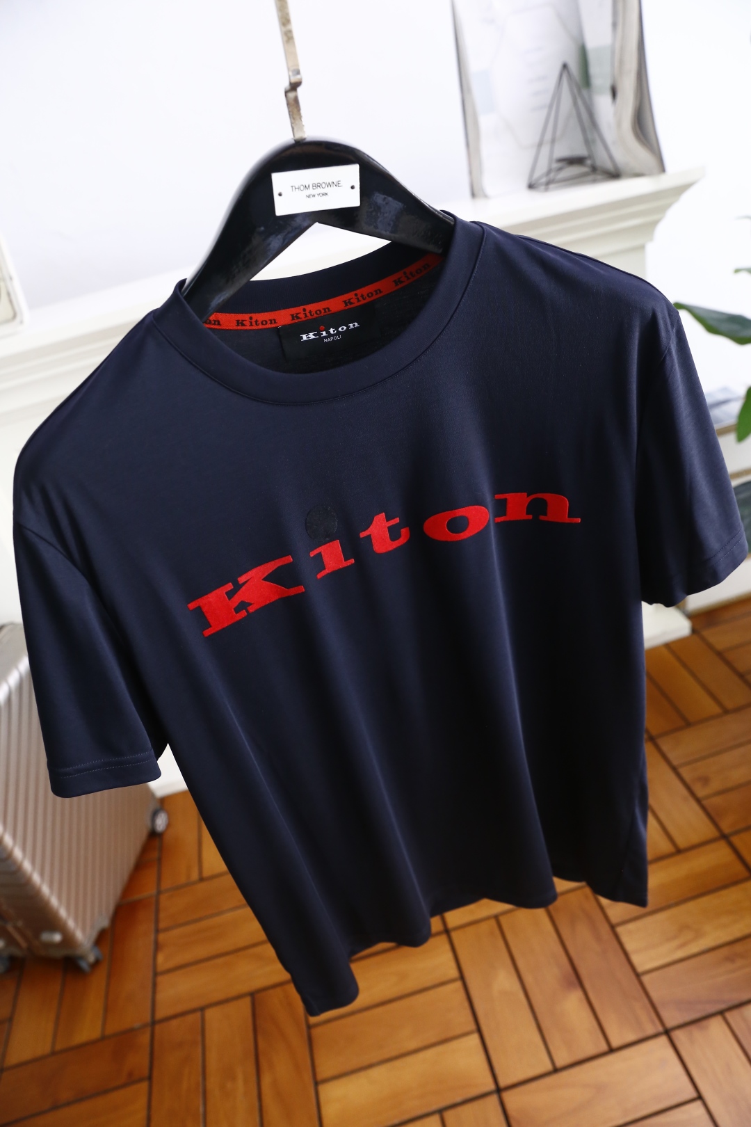 。🔅🔥kiton
2025夏季新品男士短袖👍🏼时尚经典圆领设计！胸前品牌字母LOGO搭配！高级定制百搭款