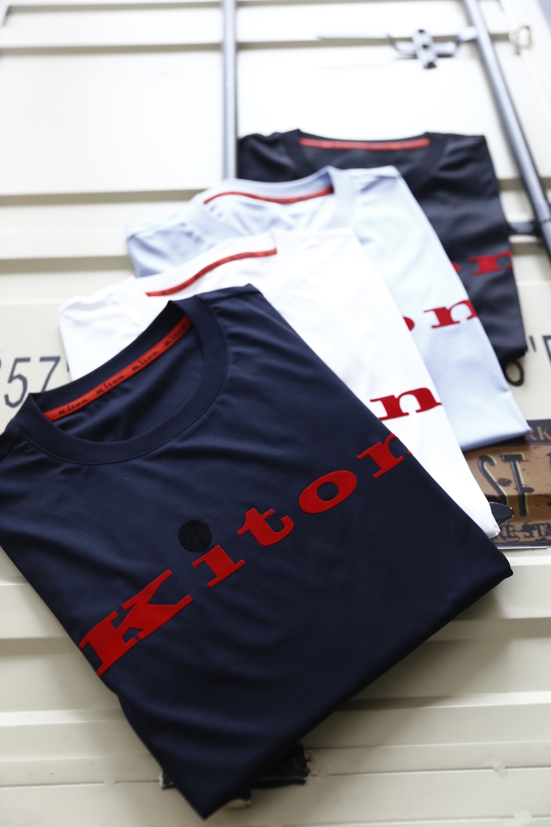 。🔅🔥kiton
2025夏季新品男士短袖👍🏼时尚经典圆领设计！胸前品牌字母LOGO搭配！高级定制百搭款