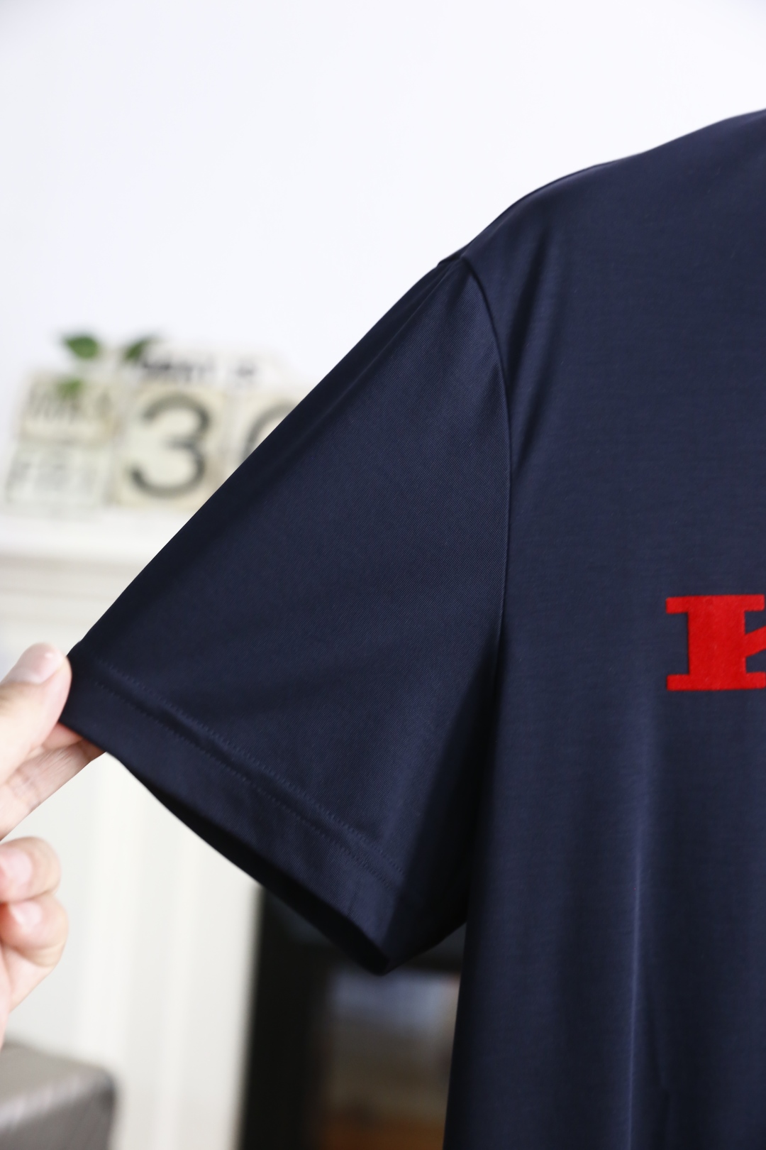 。🔅🔥kiton
2025夏季新品男士短袖👍🏼时尚经典圆领设计！胸前品牌字母LOGO搭配！高级定制百搭款