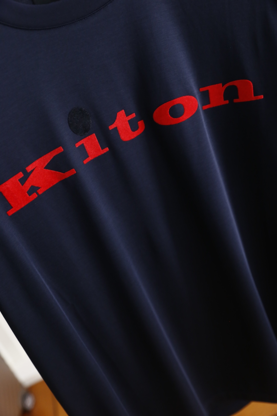 。🔅🔥kiton
2025夏季新品男士短袖👍🏼时尚经典圆领设计！胸前品牌字母LOGO搭配！高级定制百搭款