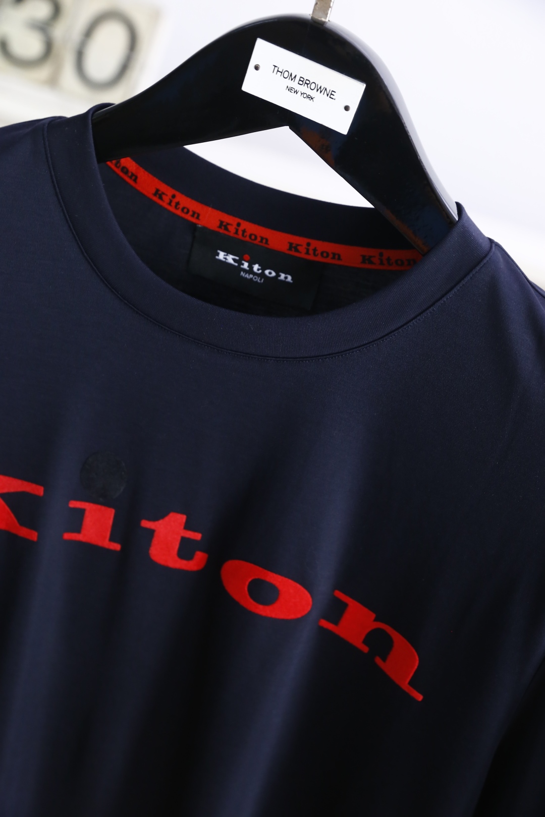 。🔅🔥kiton
2025夏季新品男士短袖👍🏼时尚经典圆领设计！胸前品牌字母LOGO搭配！高级定制百搭款
