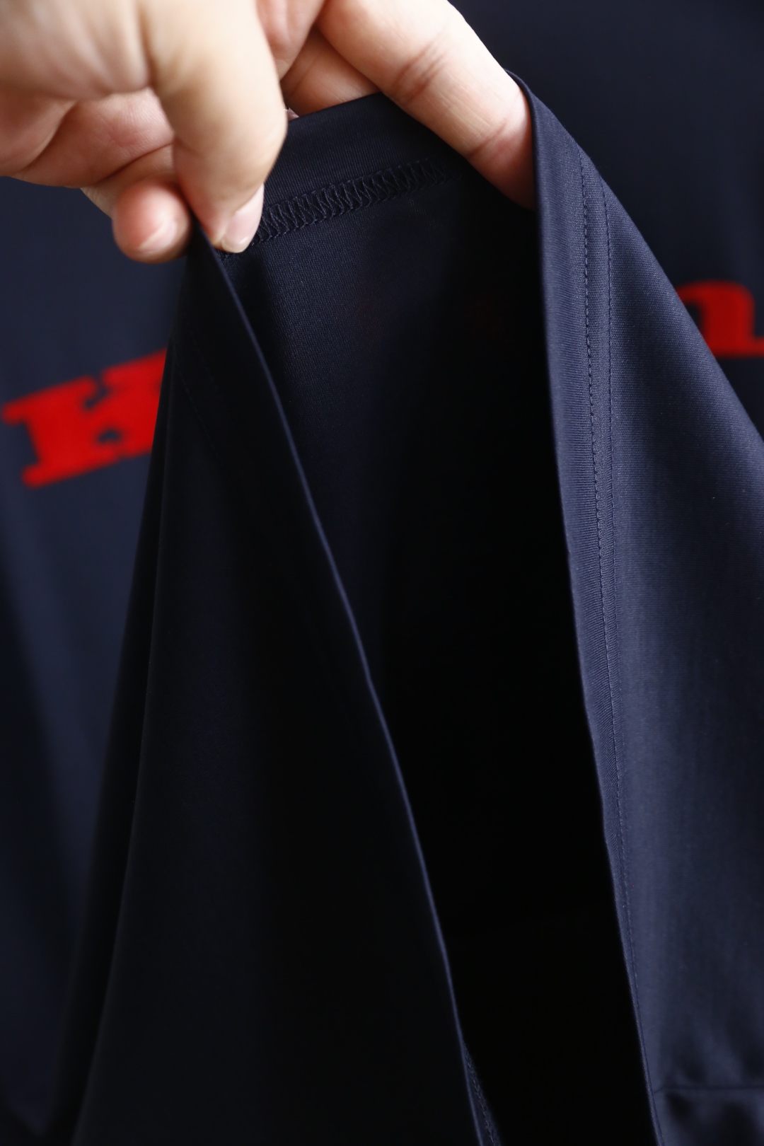 。🔅🔥kiton
2025夏季新品男士短袖👍🏼时尚经典圆领设计！胸前品牌字母LOGO搭配！高级定制百搭款
