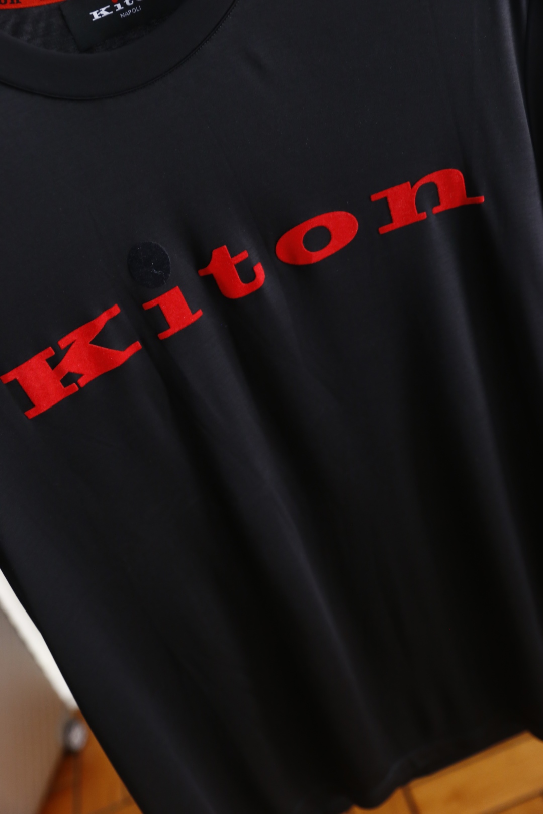 。🔅🔥kiton
2025夏季新品男士短袖👍🏼时尚经典圆领设计！胸前品牌字母LOGO搭配！高级定制百搭款