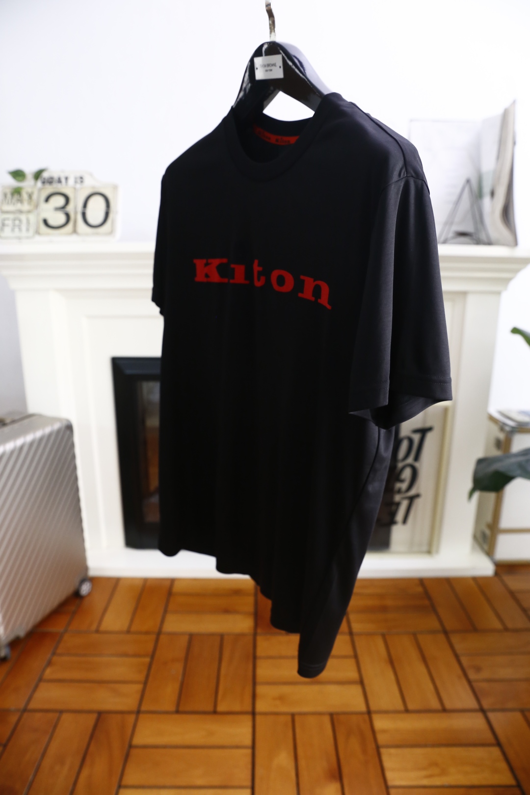 。🔅🔥kiton
2025夏季新品男士短袖👍🏼时尚经典圆领设计！胸前品牌字母LOGO搭配！高级定制百搭款
