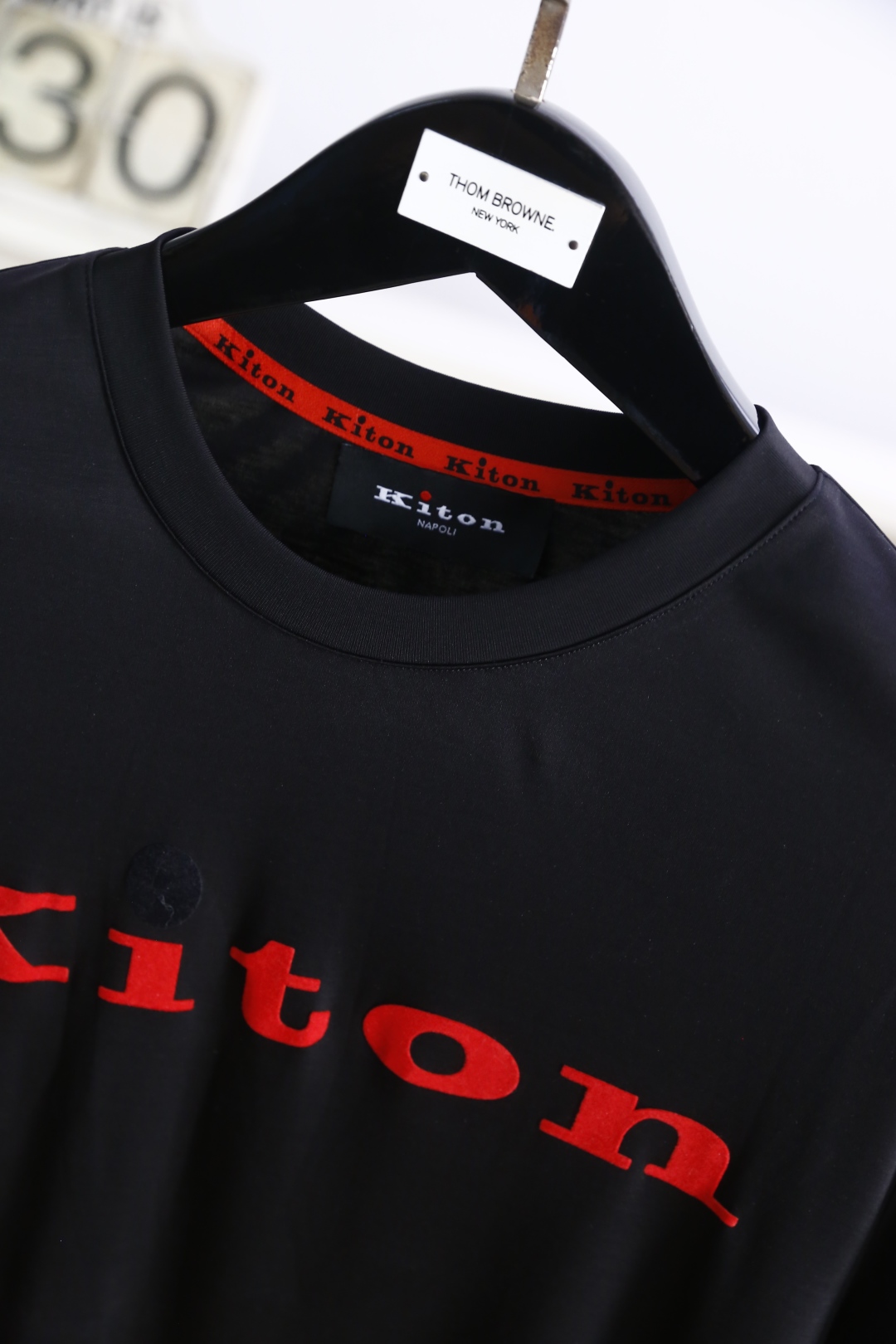 。🔅🔥kiton
2025夏季新品男士短袖👍🏼时尚经典圆领设计！胸前品牌字母LOGO搭配！高级定制百搭款