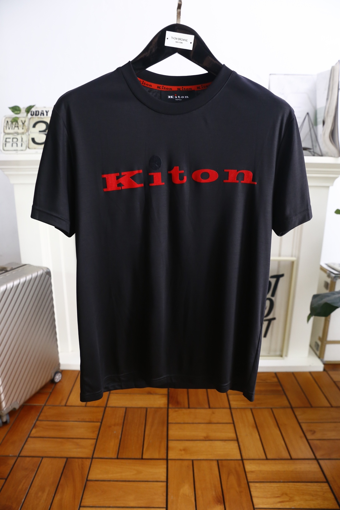 。🔅🔥kiton
2025夏季新品男士短袖👍🏼时尚经典圆领设计！胸前品牌字母LOGO搭配！高级定制百搭款