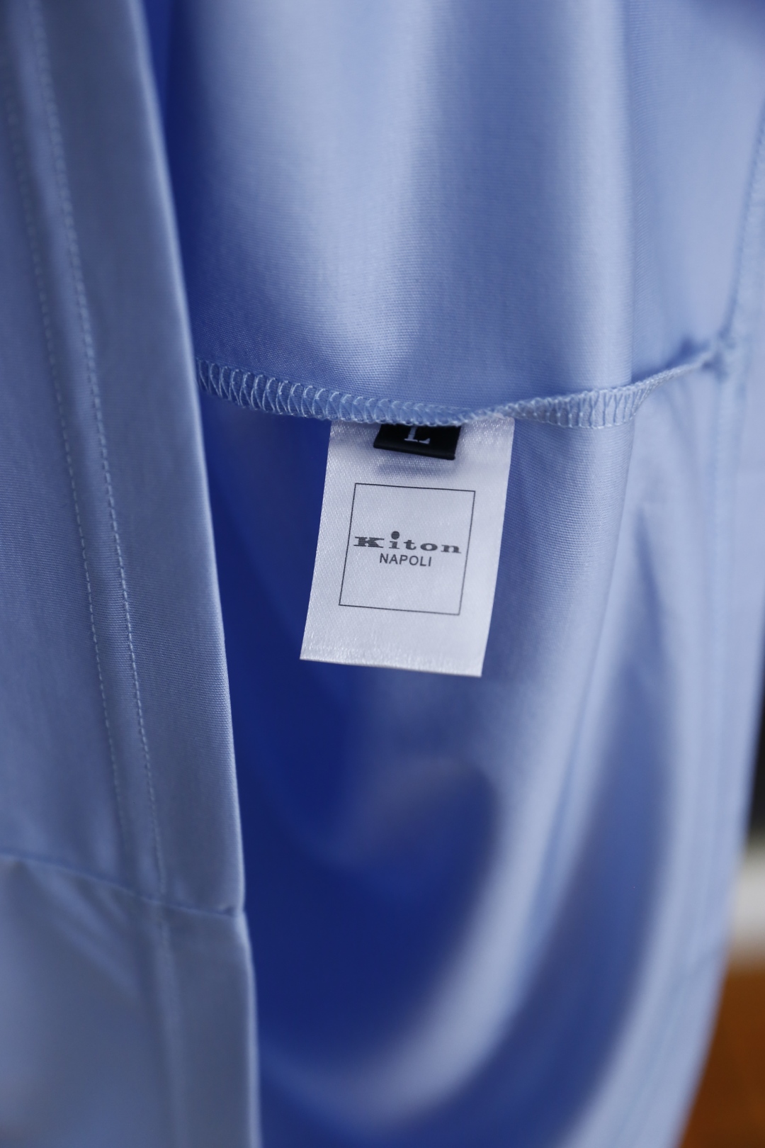 。🔅🔥kiton
2025夏季新品男士短袖👍🏼时尚经典圆领设计！胸前品牌字母LOGO搭配！高级定制百搭款
