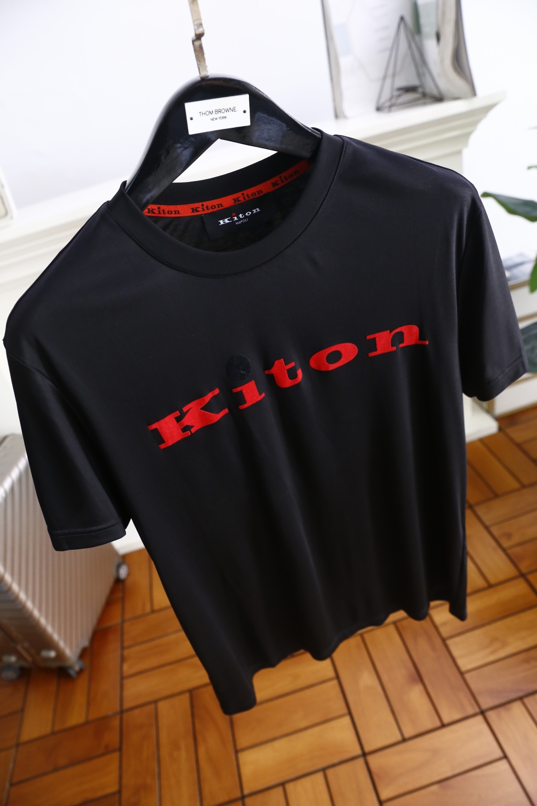 。🔅🔥kiton
2025夏季新品男士短袖👍🏼时尚经典圆领设计！胸前品牌字母LOGO搭配！高级定制百搭款