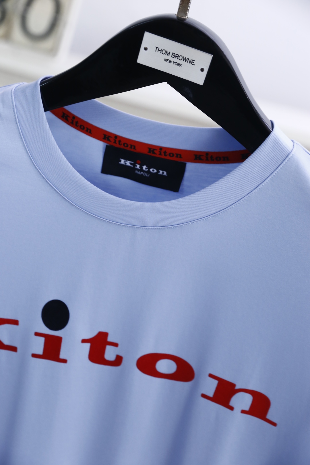 。🔅🔥kiton
2025夏季新品男士短袖👍🏼时尚经典圆领设计！胸前品牌字母LOGO搭配！高级定制百搭款