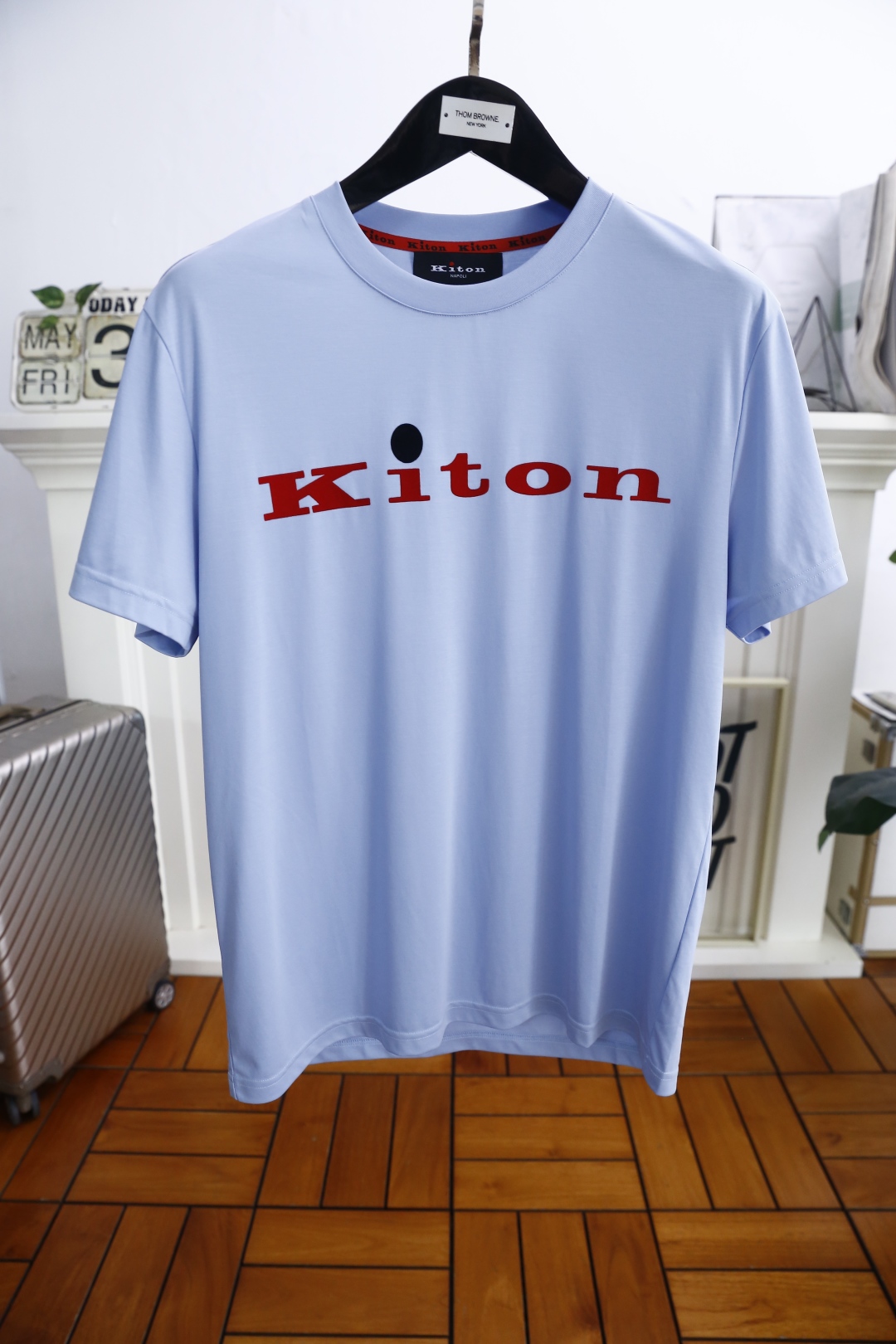 。🔅🔥kiton
2025夏季新品男士短袖👍🏼时尚经典圆领设计！胸前品牌字母LOGO搭配！高级定制百搭款