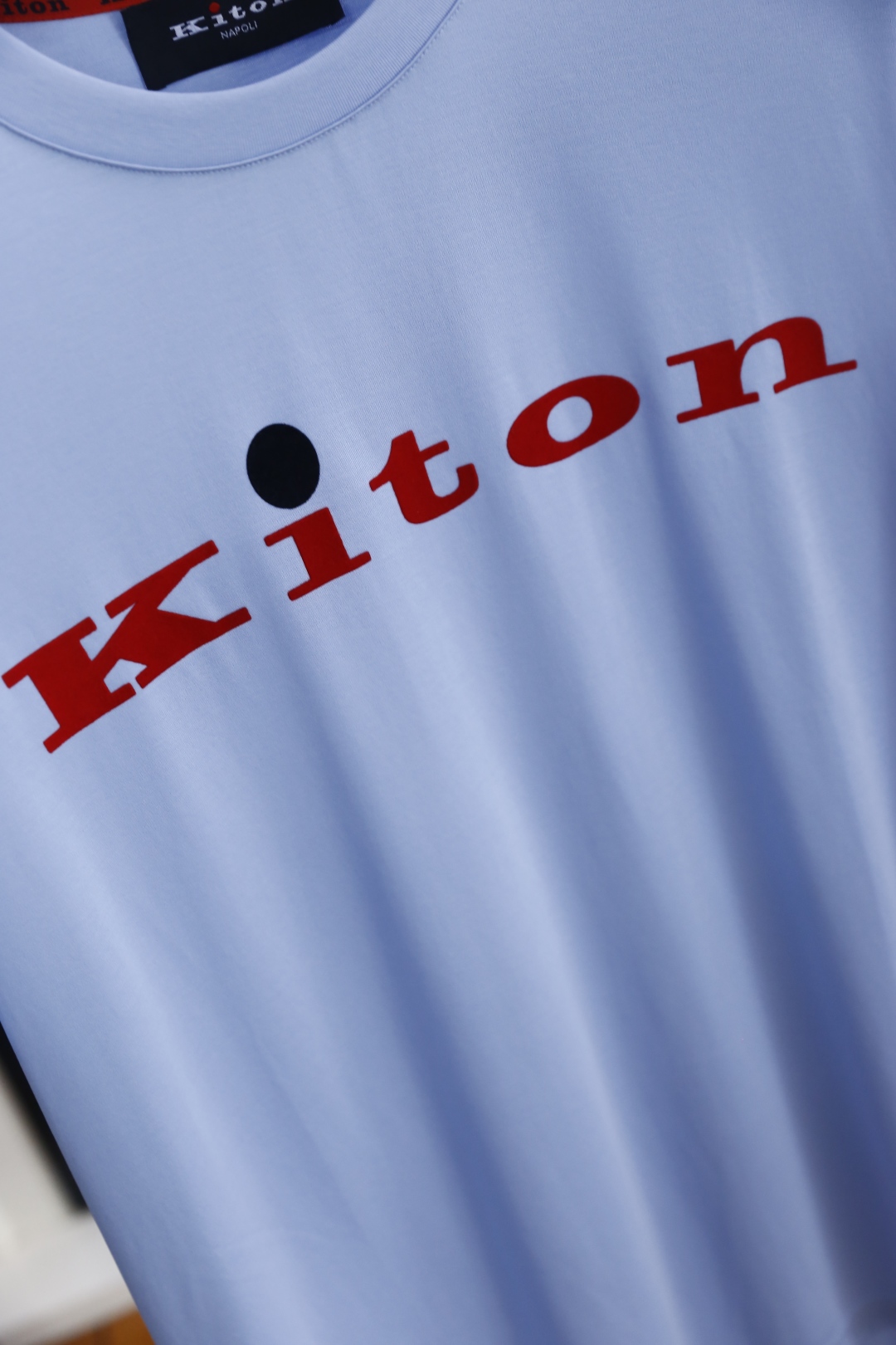 。🔅🔥kiton
2025夏季新品男士短袖👍🏼时尚经典圆领设计！胸前品牌字母LOGO搭配！高级定制百搭款