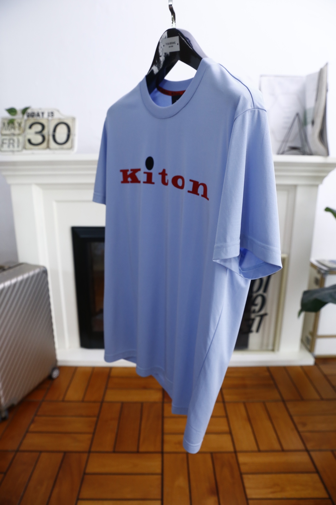 。🔅🔥kiton
2025夏季新品男士短袖👍🏼时尚经典圆领设计！胸前品牌字母LOGO搭配！高级定制百搭款