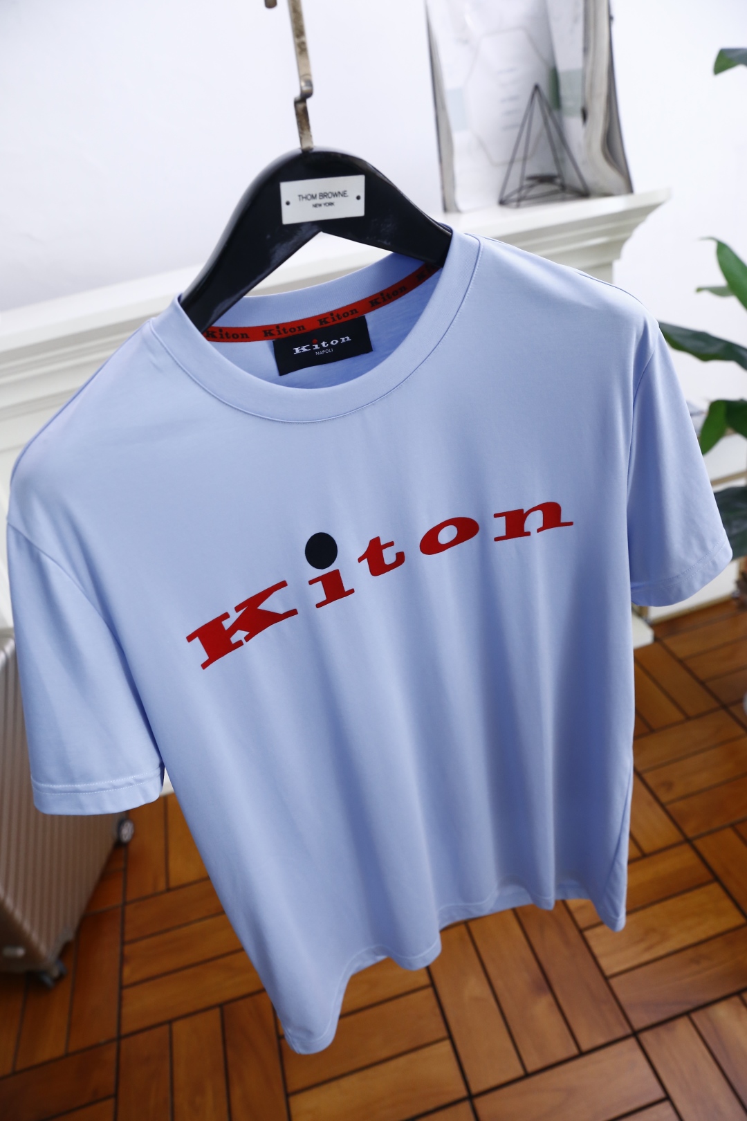 。🔅🔥kiton
2025夏季新品男士短袖👍🏼时尚经典圆领设计！胸前品牌字母LOGO搭配！高级定制百搭款