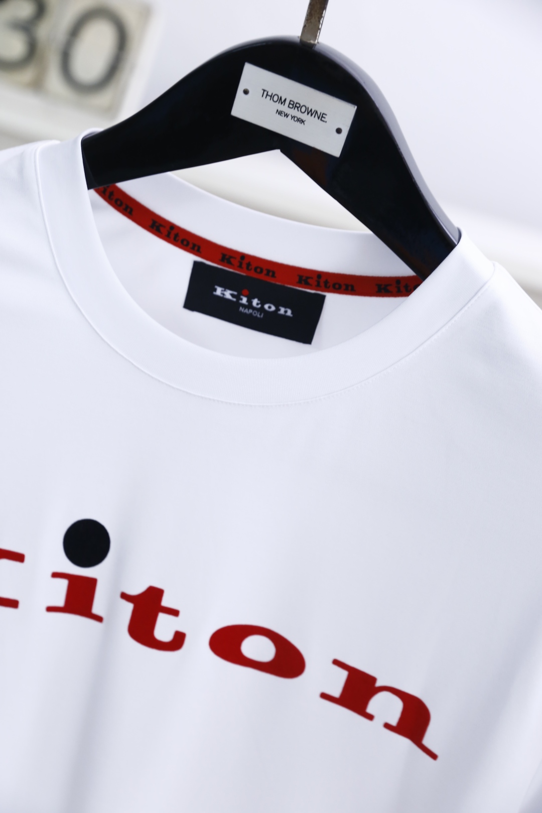 。🔅🔥kiton
2025夏季新品男士短袖👍🏼时尚经典圆领设计！胸前品牌字母LOGO搭配！高级定制百搭款