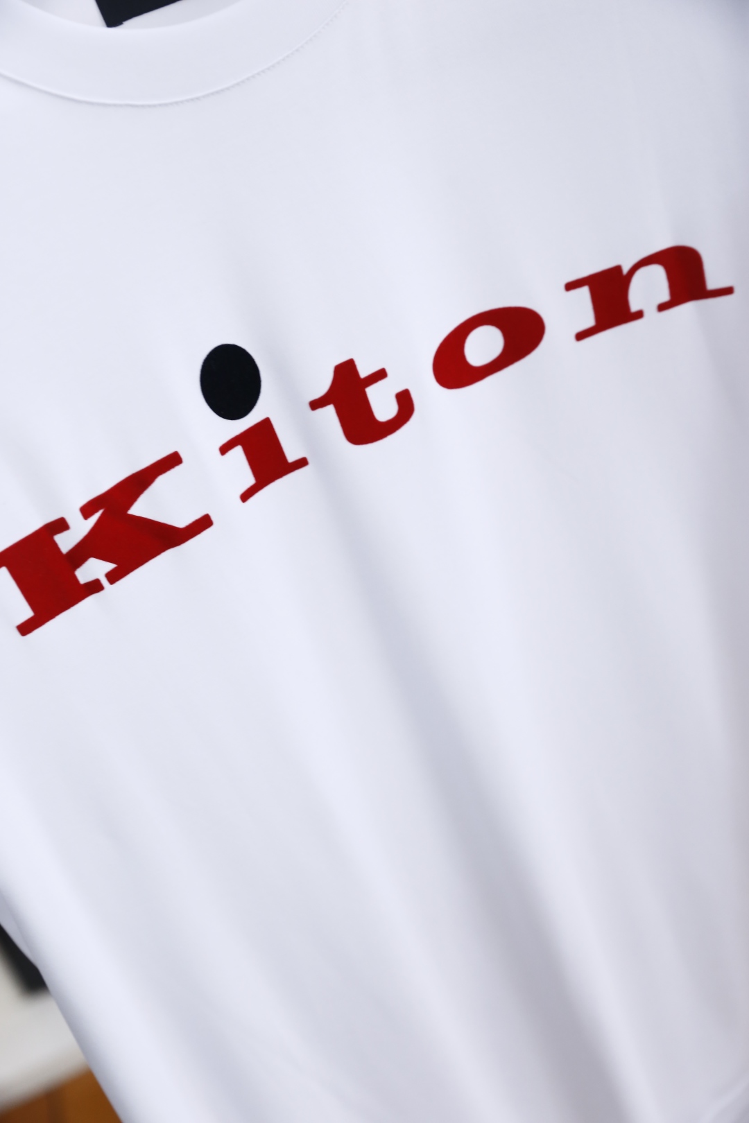。🔅🔥kiton
2025夏季新品男士短袖👍🏼时尚经典圆领设计！胸前品牌字母LOGO搭配！高级定制百搭款