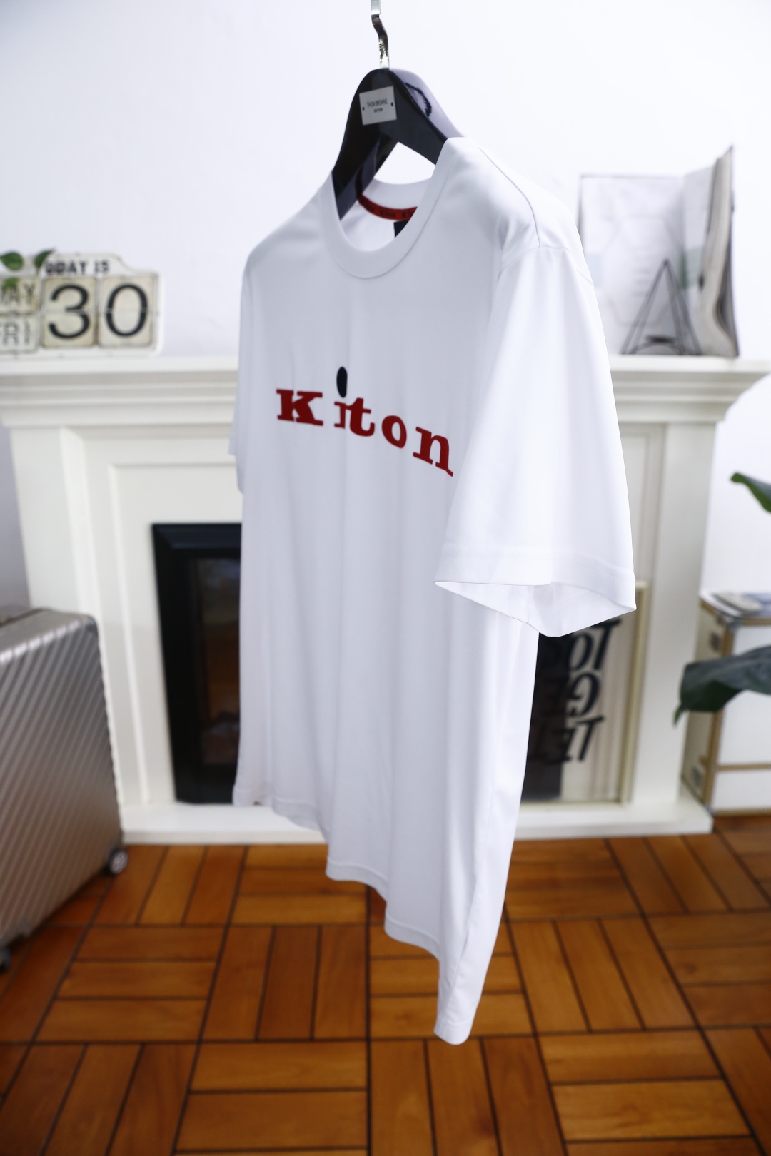 。🔅🔥kiton
2025夏季新品男士短袖👍🏼时尚经典圆领设计！胸前品牌字母LOGO搭配！高级定制百搭款