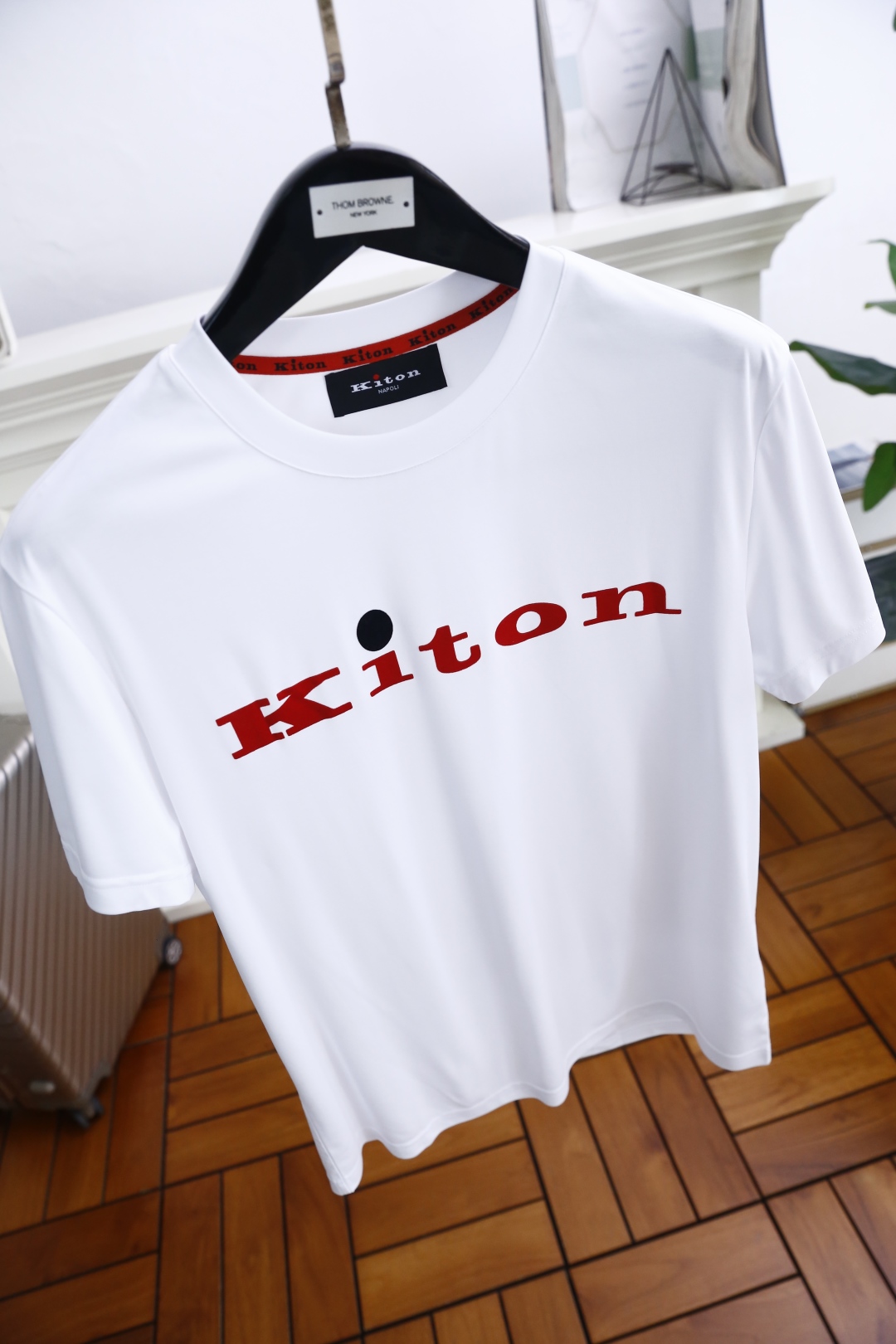 。🔅🔥kiton
2025夏季新品男士短袖👍🏼时尚经典圆领设计！胸前品牌字母LOGO搭配！高级定制百搭款