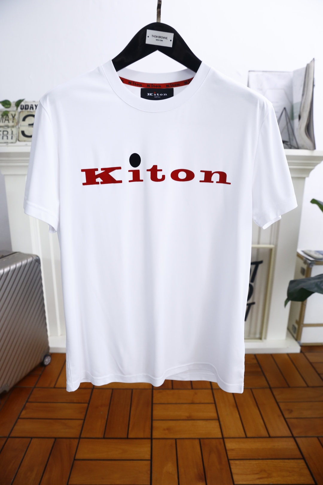。🔅🔥kiton
2025夏季新品男士短袖👍🏼时尚经典圆领设计！胸前品牌字母LOGO搭配！高级定制百搭款