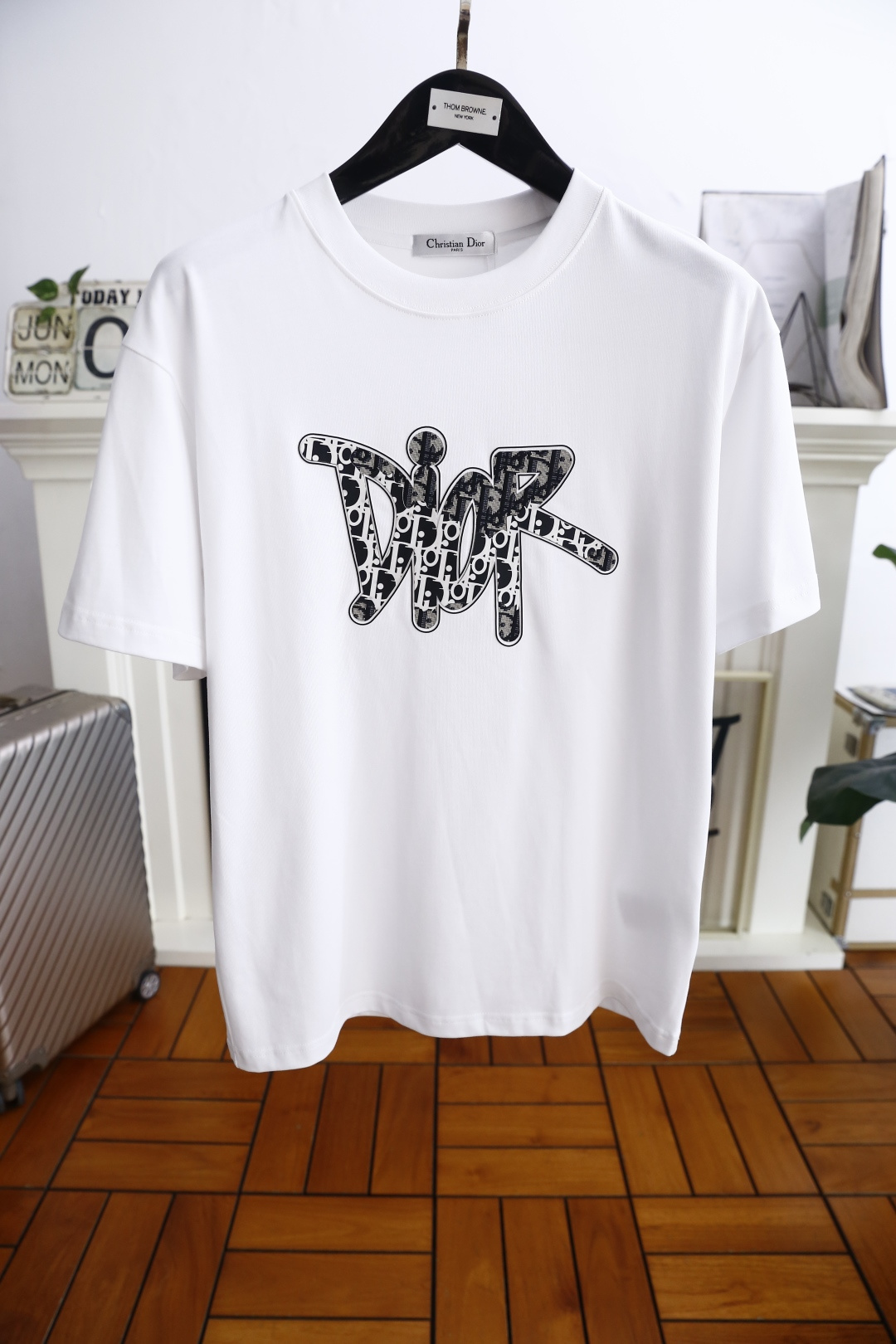 NO:524421,Dior/Christian D*or. 2025 summer new product men's round neck short sleeves on the chest with luxurious brand letters LOGO logo on the upper body, you can experience the youthfulness and fashion sense brought by this design!  The overall style is fashionable and trendy, using comfortable and breathable cotton fabric, soft, skin-friendly and breathable, and has a very crisp and crisp drooping feeling. The upper body is fashionable and fashionable colors, a must-have item for trendy men!  Counter size S-XL, shipped the next day!  ,dior,T-shirt,alexander wang19860909迪奥/Christian D*or. 2025夏季新品男士圆领短袖胸前奢华品牌字母LOGO标识标注上身就能体会这款设计带来的年轻与时尚感！整体时尚而有潮流,采用舒适透气棉面料 柔软亲肤透气 ,又有很好的挺括 垂感 上身时尚潮流色系,潮男必备单品！专柜尺码S-XL,隔天出货！,,dior,T-shirt,alexander wang,Men's clothing