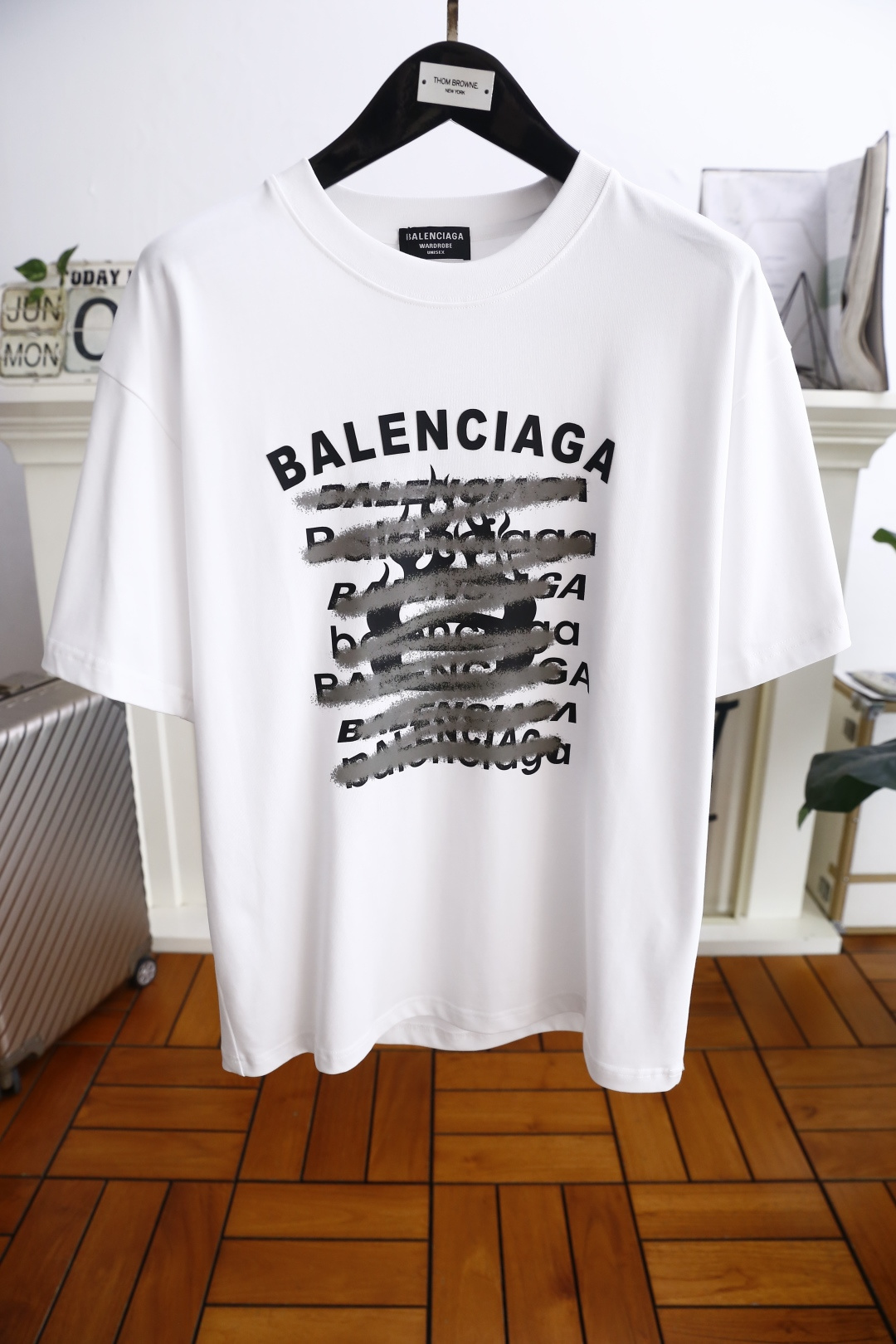 NO:524429,Balen*iaga. 2025 summer new product for men's round neck trendy brand short-sleeved luxury classic brand letter LOGO logo marked on the upper body to experience the youthfulness and fashion sense brought by this design!  The overall style is fashionable and trendy, using comfortable mercerized cotton fabric, soft, skin-friendly and breathable, and has a very crisp and drape feeling. The upper body is fashionable and fashionable, and it is a must-have item for trendy men!  Counter size S-XL, shipped the next day!  ,balenciaga,balenciaga,T-shirt,alexander wang19860909巴黎世家/Balen*iaga. 2025夏季新品男士圆领潮牌短袖奢华经典品牌字母LOGO标识标注上身就能体会这款设计带来的年轻与时尚感！整体时尚而有潮流,采用舒适丝光棉面料 柔软亲肤透气 ,又有很好的挺括 垂感 上身时尚潮流色系,潮男必备单品！专柜尺码S-XL,隔天出货！,,balenciaga,balenciaga,T-shirt,alexander wang,Men's clothing