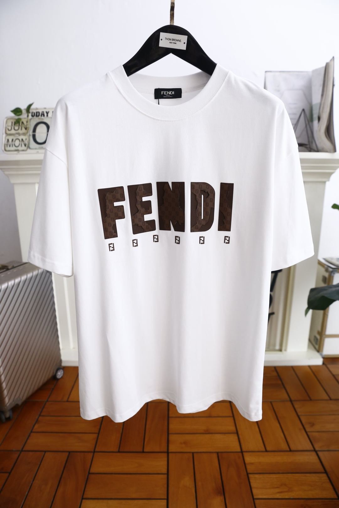 NO:524423,Fendi/Fe*di. 2025 summer new product for men's short-sleeved fashion classic round neck design!  Luxury brand letter LOGO matching!  High-end custom versatile styles that anyone can easily control. Comfortable and breathable cotton fabric!  It is very high-end and understandable. It must be purchased!  The style and tailoring are slim styles, which are very exquisite, showing aura and highlighting the exquisiteness of business men. This is the unique feature, the right slim fit, and the upper body effect is very good!  Complete three standards!  Counter size S-XL, shipped the next day!  ,fendi,T-shirt,alexander wang19860909芬迪/Fe*di. 2025夏季新品男士短袖时尚经典圆领设计！奢华品牌字母LOGO搭配！高级定制百搭款式 任何人都可以轻松驾驭 采用舒适透气棉面料！非常显档次懂货的必须入！版型剪裁属于修身款 非常精致,显气场,又会凸显商务男士的精致,这就是独到之处,恰到好处的修身,上身效果非常赞！三标齐全！专柜尺码S-XL,隔天出货！,,fendi,T-shirt,alexander wang,Men's clothing