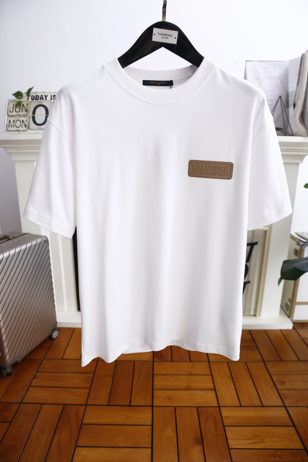 NO:524420,Louis Vuit*/Louis Vuit*on. 2025 summer new original single men's casual base short-sleeved T-shirt!  Luxurious classic brand original LOGO design!  High-end customization, high-version, fashionable and versatile!  It is made of comfortable mercerized cotton fabric and feels super soft and delicate, comfortable to wear, high-end quality, fine OEM, very good at making the upper body, men's must-have items, complete three standards!  Size S-XL, please report your height and weight when placing an order!  Shipping the next day!  ,,louis vuitton,louis vuitton,T-shirt,tees,t-shirt,alexander wang19860909路易威*/Louis Vuit*on. 2025夏季新款原单男士休闲打底短袖T恤！奢华经典品牌原版LOGO设计！高端定制 高版本 时尚百搭爆款！采用舒适丝光棉面料手感超柔软细腻 穿着亲肤舒适 高端精品 代工厂精细做上身非常赞 男士必备单品 三标齐全！尺码S-XL,下单请报身高体重！隔天出货！,,louis vuitton,louis vuitton,T-shirt,tees，t-shirt,alexander wang,Men's clothing