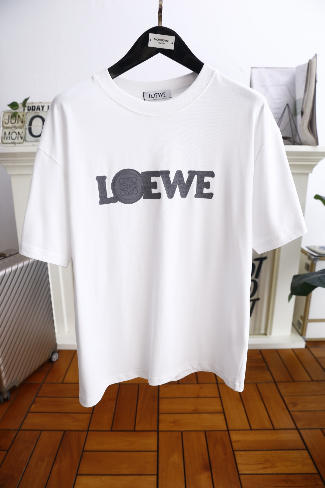 NO:524425,Luo Yiwei. New summer 2025!  Fashionable and casual round neck short-sleeved fashion item design, more fashionable and comfortable, high-standard customization, very stylish upper body, luxurious classic brand LOGO pattern on the chest, customer-supplied auxiliary materials, comfortable breathable cotton fabric with very delicate texture, exquisite details and exquisite craftsmanship, extremely shaping item, can be matched with any fashion, super good style, a must-have item for trendy men. Counter code: S-XL, shipped the next day!  ,loewe,T-shirt,alexander wang19860909罗意威. 2025夏季新款！时尚休闲圆领短袖时尚单品设计,更加时尚舒适,高标准定制,上身非常有型,胸前奢华经典品牌LOGO图案 客供辅料,采用舒适透气棉面料质感非常细腻,细节工艺精湛考究,塑造性极高的一款单品,任何时装都可以搭配,版型超级好 潮男必备单品 专柜码:S-XL,隔天出货！,,loewe,T-shirt,alexander wang,Men's clothing