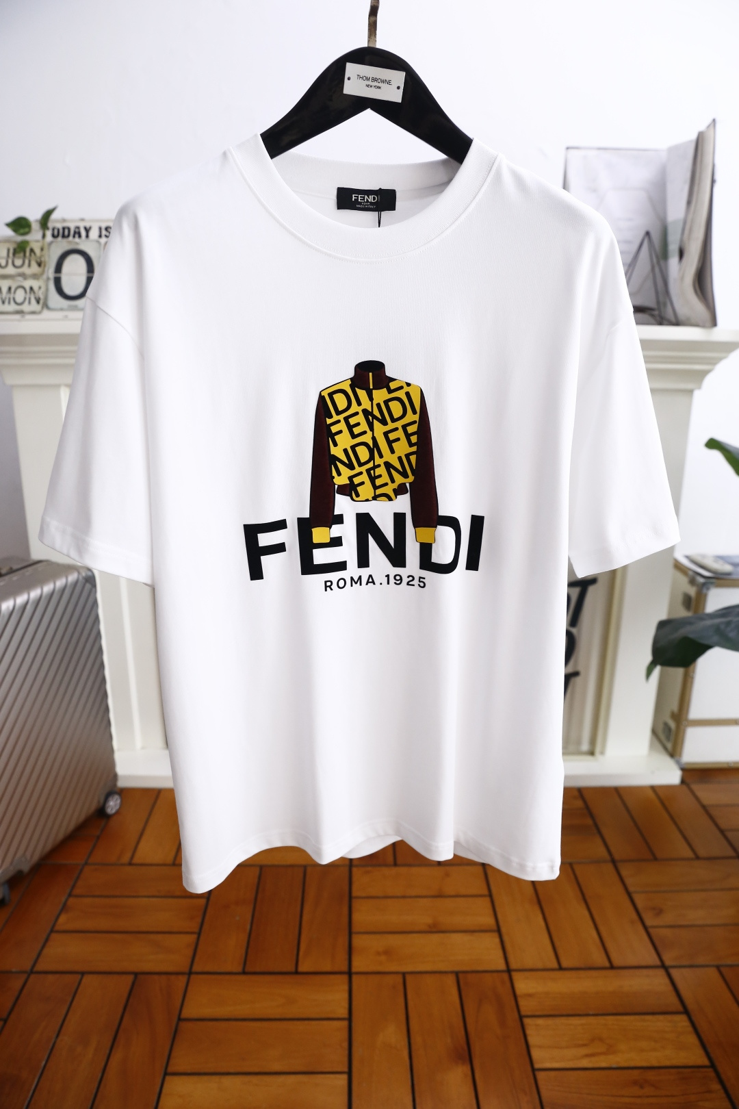 NO:524427,Fendi/Fe*di. 2025 summer new product for men's short-sleeved fashion classic round neck design!  Luxury brand letter LOGO matching!  High-end custom versatile styles that anyone can easily control. Comfortable and breathable cotton fabric!  It is very high-end and understandable. It must be purchased!  The style and tailoring are slim styles, which are very exquisite, showing aura and highlighting the exquisiteness of business men. This is the unique feature, the right slim fit, and the upper body effect is very good!  Complete three standards!  Counter size S-XL, shipped the next day!  ,fendi,T-shirt,alexander wang19860909芬迪/Fe*di. 2025夏季新品男士短袖时尚经典圆领设计！奢华品牌字母LOGO搭配！高级定制百搭款式 任何人都可以轻松驾驭 采用舒适透气棉面料！非常显档次懂货的必须入！版型剪裁属于修身款 非常精致,显气场,又会凸显商务男士的精致,这就是独到之处,恰到好处的修身,上身效果非常赞！三标齐全！专柜尺码S-XL,隔天出货！,,fendi,T-shirt,alexander wang,Men's clothing