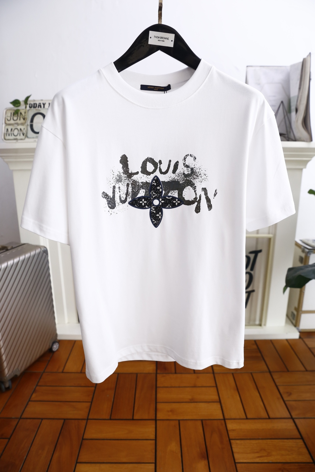 NO:524433,Louis Vuit*/Louis Vuit*on. 2025 summer new original single men's casual base short-sleeved T-shirt!  Luxurious classic brand original LOGO design!  High-end customization, high-version, fashionable and versatile!  It is made of comfortable mercerized cotton fabric and feels super soft and delicate, comfortable to wear, high-end quality, fine OEM, very good at making the upper body, men's must-have items, complete three standards!  Size S-XL, please report your height and weight when placing an order!  Shipping the next day!  ,,louis vuitton,louis vuitton,T-shirt,tees,t-shirt,alexander wang19860909路易威*/Louis Vuit*on. 2025夏季新款原单男士休闲打底短袖T恤！奢华经典品牌原版LOGO设计！高端定制 高版本 时尚百搭爆款！采用舒适丝光棉面料手感超柔软细腻 穿着亲肤舒适 高端精品 代工厂精细做上身非常赞 男士必备单品 三标齐全！尺码S-XL,下单请报身高体重！隔天出货！,,louis vuitton,louis vuitton,T-shirt,tees，t-shirt,alexander wang,Men's clothing