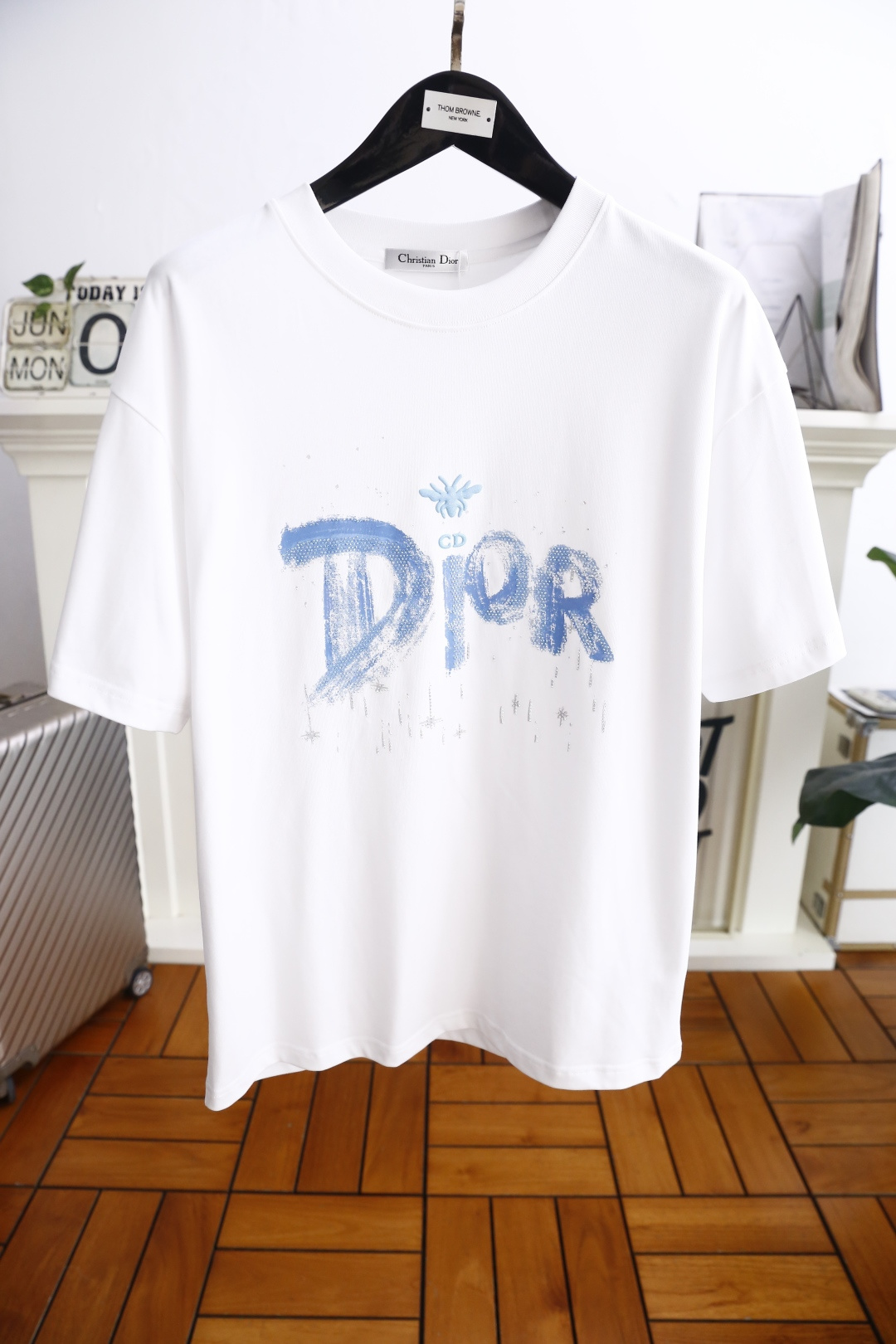 NO:524422,Dior/Christian D*or. 2025 summer new product men's round neck short sleeves on the chest with luxurious brand letters LOGO logo on the upper body, you can experience the youthfulness and fashion sense brought by this design!  The overall style is fashionable and trendy, using comfortable and breathable cotton fabric, soft, skin-friendly and breathable, and has a very crisp and crisp drooping feeling. The upper body is fashionable and fashionable colors, a must-have item for trendy men!  Counter size S-XL, shipped the next day!  ,dior,T-shirt,alexander wang19860909迪奥/Christian D*or. 2025夏季新品男士圆领短袖胸前奢华品牌字母LOGO标识标注上身就能体会这款设计带来的年轻与时尚感！整体时尚而有潮流,采用舒适透气棉面料 柔软亲肤透气 ,又有很好的挺括 垂感 上身时尚潮流色系,潮男必备单品！专柜尺码S-XL,隔天出货！,,dior,T-shirt,alexander wang,Men's clothing