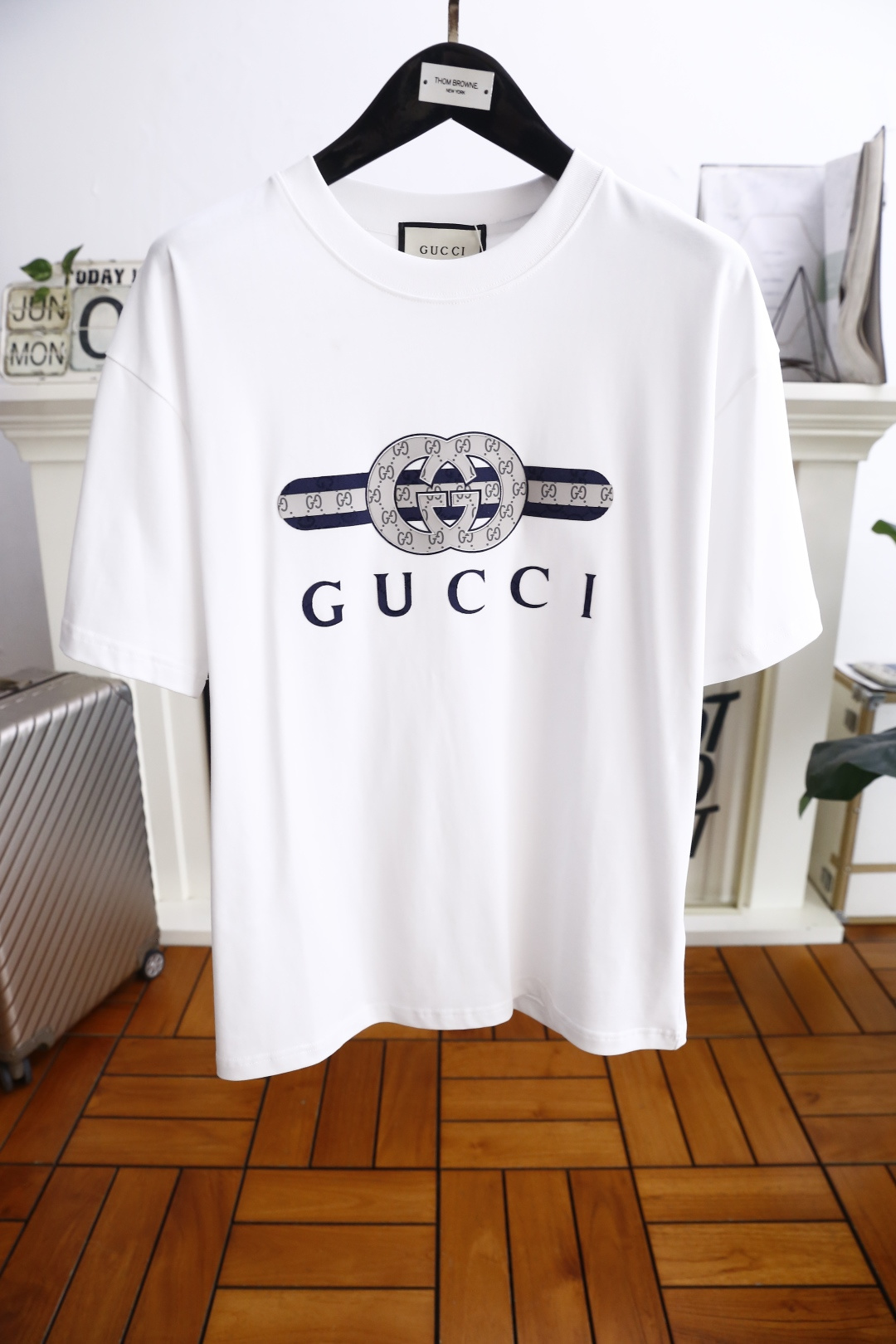 NO:524424,Gucci/Gu*ci. New 2025 summer model!  Fashionable men's casual round neck short-sleeved fashion item design, more fashionable and comfortable, high-standard customization, very stylish upper body, luxurious classic brand letter LOGO pattern Customer-supplied auxiliary materials, comfortable custom cotton fabric with very delicate texture, exquisite details and exquisite craftsmanship, extremely shaping item, can be matched with any fashion, super good style, a must-have item for trendy men. Counter size: S-XL, shipped the next day!  ,gucci,T-shirt,alexander wang19860909古驰/Gu*ci. 2025夏季新款！时尚男士休闲圆领短袖时尚单品设计,更加时尚舒适,高标准定制,上身非常有型,奢华经典品牌字母LOGO 图案 客供辅料,采用舒适定制棉面料质感非常细腻,细节工艺精湛考究,塑造性极高的一款单品,任何时装都可以搭配,版型超级好 潮男必备单品 专柜尺码:S-XL,隔天出货！,,gucci,T-shirt,alexander wang,Men's clothing