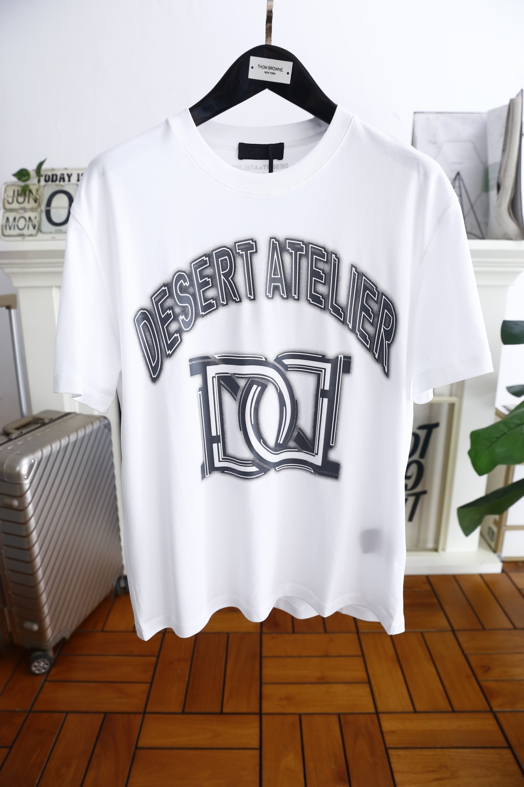 NO:453895,Dolce & Gabbana. The new summer product overseas version of men's round neck short sleeves with classic custom letters LOGO logo on the chest and you can appreciate the youthfulness and fashion sense brought by this design!  The overall style is fashionable and trendy, using comfortable and breathable cotton fabric, soft, skin-friendly and breathable, and has a very crisp and crisp drooping feeling. The upper body is fashionable and fashionable colors, a must-have item for trendy men!  Counter size S-4XL, shipped the next day!  ,Dolce & Gabbana,T-shirt,alexander wang19860909杜嘉班纳. 夏季新品海外版本男士圆领短袖胸前经典定制字母LOGO标识标注上身就能体会这款设计带来的年轻与时尚感！整体时尚而有潮流,采用舒适透气棉面料 柔软亲肤透气 ,又有很好的挺括 垂感 上身时尚潮流色系,潮男必备单品！专柜尺码S-4XL,隔天出货！,,Dolce&Gabbana,T-shirt,alexander wang,Men's clothing