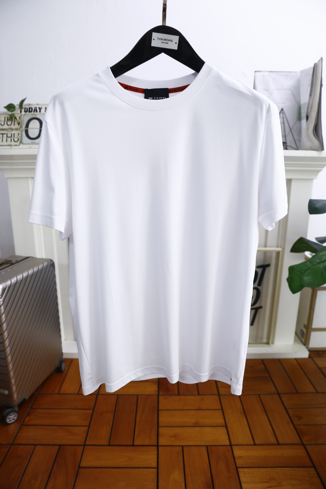 NO:453890,Kiton. New summer products for men's short-sleeved fashion classic round neck design!  The original letter LOGO design of the back brand!  High-end custom versatile styles that anyone can easily control with. Use top-quality comfortable and breathable fabrics!  It is very high-end and understandable. It must be purchased!  Soft, skin-friendly and breathable, and has a very crisp and drooping feeling. The upper body is fashionable and fashionable, and it is a must-have item for trendy men!  Complete three standards!  Counter size M-3XL, shipped the next day!  ,T-shirt,alexander wang19860909kiton. 夏季新品男士短袖时尚经典圆领设计！后幅品牌原版字母LOGO设计！高级定制百搭款式 任何人都可以轻松驾驭 采用顶级舒适透气面料！非常显档次懂货的必须入！柔软亲肤透气 ,又有很好的挺括 垂感 上身时尚潮流色系,潮男必备单品！三标齐全！专柜尺码M-3XL,隔天出货！,,T-shirt,alexander wang,Men's clothing