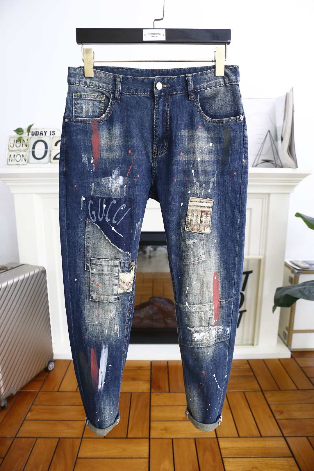 NO:453918,Gucci/Gu*ci. New summer products!  Fashionable men's summer thin ripped jeans are made of customer-supplied wash stretch jeans!  The luxury classic brand letter logo highlights the brand characteristics, and fashion trends have therefore become one of the biggest selling points and are extremely cost-effective. There is no confusion or trouble of color conflict. Such a rich high-end jeans are absolutely fashionable, casual and versatile!  A must-have for trendy men!  Counter size 29-38, no 35/37!  Shipping the next day!  ,gucci,jeans,alexander wang19860909古驰/Gu*ci. 夏季新品！时尚男士夏季薄款破洞牛仔裤采用客供水洗弹力牛仔裤！奢华经典品牌字母Logo标志彰显品牌特征,时尚潮流因此已成为最大卖点之一而性价比又极高,没有颜色冲突的困惑或困扰,这么一款丰富内练高端牛仔裤,绝对时尚休闲百搭款！潮男必备！专柜尺码29-38,没35/37！隔天出货！,,gucci,jeans,alexander wang,Men's clothing