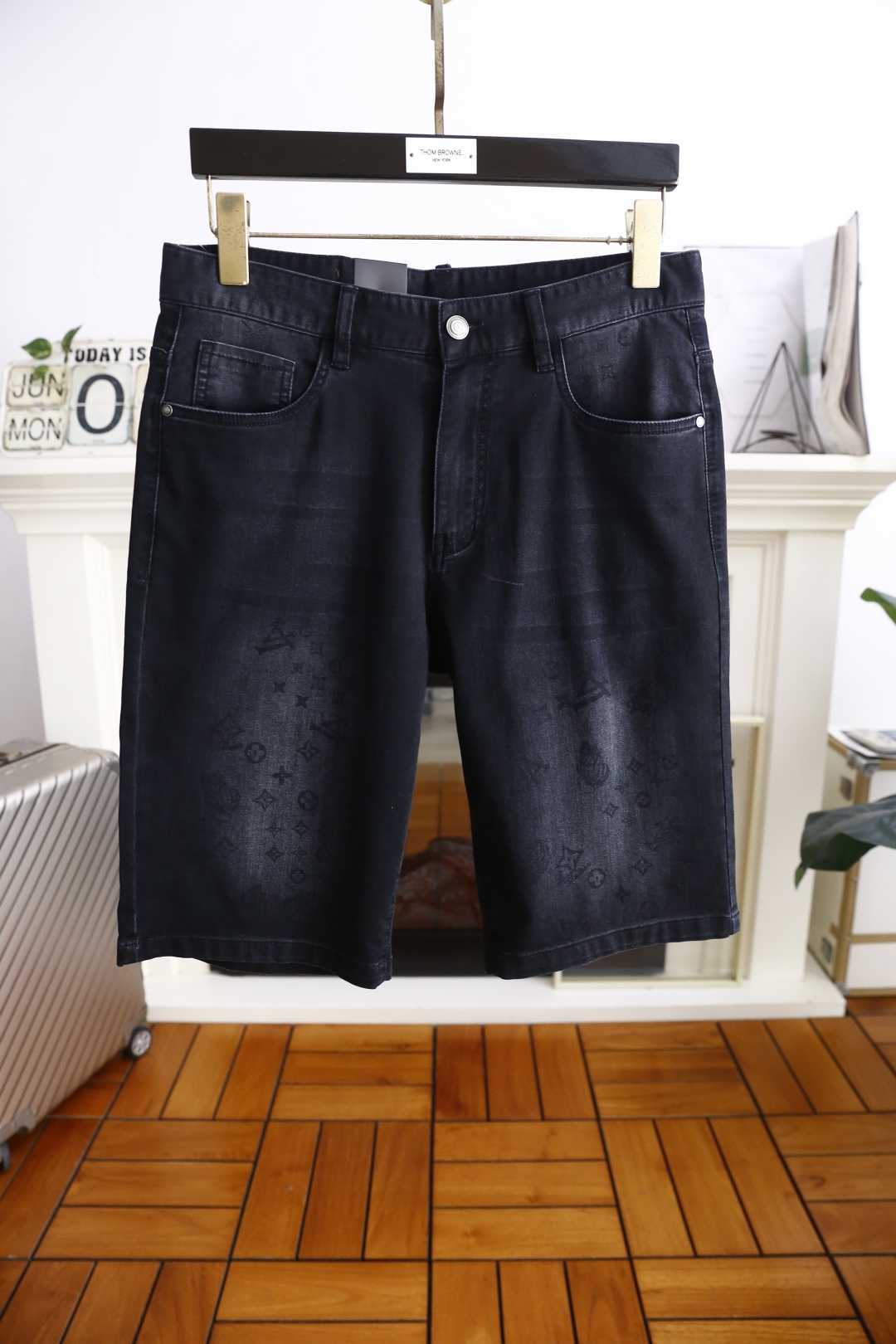 NO:453923,Louis Vuit*/LV. The new summer men's denim shorts are perfectly wrapped inside, fashionable and classic brand custom pattern design, exquisite hardware accessories embellishment, the details are considered in full detail, the workmanship is really exquisite, the wiring is fine and symmetrical, there is no unnecessary thread head, the customer supply counter is comfortable washing denim fabric, soft and comfortable, and enjoys texture. The accessories are complete, comparable to any version in the market, and the upper body effect is excellent!  Size 29-38, shipped the next day!  ,,louis vuitton,louis vuitton,shorts,alexander wang19860909路易威*/LV. 夏季新款男士牛仔短裤内里完美包边,时尚经典品牌定制图案设计 精美五金配件点缀 在细节上考虑的面面俱到 做工真的极其精湛 走线细密匀称 毫无多余线头,客供专柜舒适洗水牛仔面料,柔软舒适,质感享受.辅料齐全,媲美市场任何版本,上身效果超赞！尺码29-38,隔天出货！,,louis vuitton,louis vuitton,shorts,alexander wang,Men's clothing