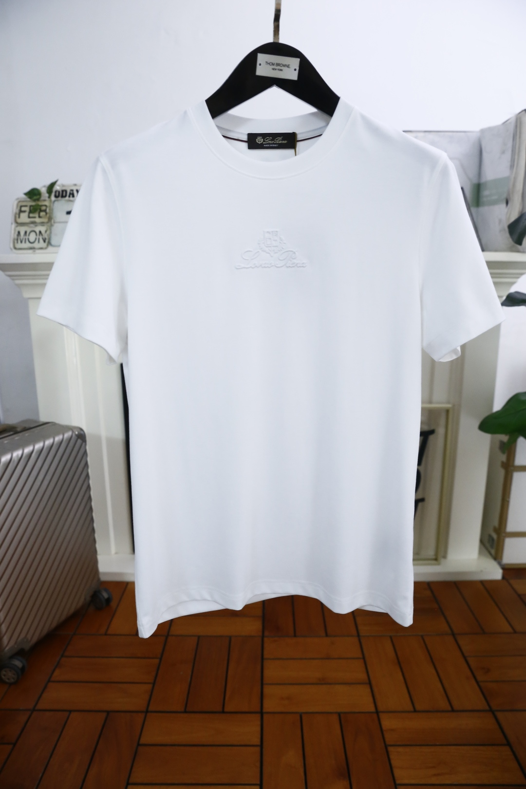 NO:453885,LP. New summer fashion round neck short sleeve high-end custom versatile style!  More practical, anyone can easily control it. It uses classic double mercerized fabric craftsmanship and luxurious classic brand letter logo design, which is very high-end and must be entered if you understand the goods!  The style and tailoring are slim styles, which are very exquisite, showing aura and highlighting the exquisiteness of business men. This is the unique feature, the right slim fit, and the upper body effect is very good!  Complete three standards!  Counter size 48-56, shipped the next day!  ,loro piana,T-shirt,alexander wang19860909LP. 夏季新品时尚圆领短袖高级定制百搭款式！更有实用感 任何人都可以轻松驾驭 采用经典双丝光面料工艺 奢华经典品牌字母logo设计,非常显档次懂货的必须入！版型剪裁属于修身款 非常精致,显气场,又会凸显商务男士的精致,这就是独到之处,恰到好处的修身,上身效果非常赞！三标齐全！专柜尺码48-56,隔天出货！,,loro piana,T-shirt,alexander wang,Men's clothing