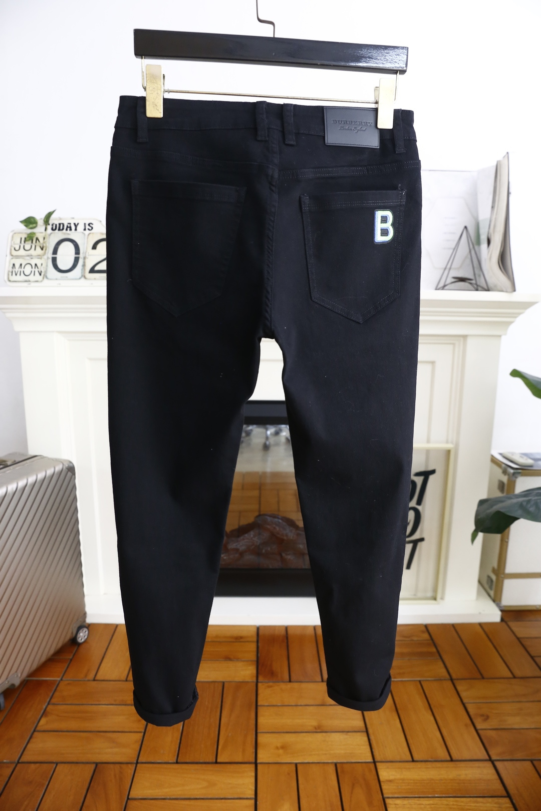 NO:453905,Burb*rry. New summer original single high-end men's dark versatile casual jeans!  Luxury and classic brand LOGO accessories, very comfortable to wear, low-key and luxurious, very classy when worn, no need to say much about the trouser style and cutting. The upper body is exquisite and vivid, and the top quality is top-quality. The selection of truly palace-grade denim. High-end top-washed denim fabric, excellent quality, and heavy washing makes the pants very soft!  Not picky about people, the upper body is absolutely stylish and extremely luxurious. Counter size 29-38, no 35/37!  Shipping the next day!  ,burberry,burberry,jeans,alexander wang19860909巴宝丽/Burb*rry. 夏季新品原单高端男士深色百搭休闲牛仔裤！奢华经典品牌LOGO配饰 身穿着非常舒适 低调不失奢华 穿出去非常有档次 裤型款式和裁剪亦无需多言 上身精致跃然高档一等一顶级质料 真正殿堂级的牛仔布选用 高档顶级洗水牛仔面料,品质卓然,经过重水洗使得裤子很柔软！不挑人 上身绝对的有型 极度奢华. 专柜尺码 29-38,无35/37！隔天出货！,,burberry,burberry,jeans,alexander wang,Men's clothing