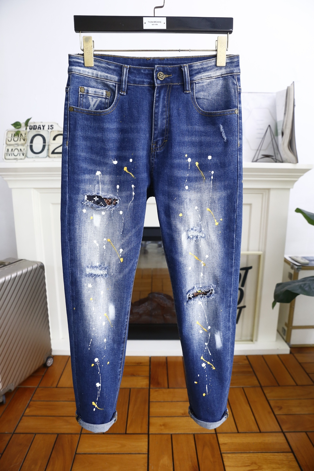 NO:453915,Louis Vuitt*n. New in summer!  Fashionable men's summer thin versatile jeans are made of customer-supplied stretch jeans!  The luxury classic brand letter logo highlights the brand characteristics, and fashion trends have therefore become one of the biggest selling points and are extremely cost-effective. There is no confusion or trouble of color conflict. Such a rich high-end jeans are absolutely fashionable, casual and versatile!  A must-have for trendy men!  Counter size 29-38, no 35/37!  Shipping the next day!  ,,louis vuitton,louis vuitton,jeans,alexander wang19860909路易威*/Louis Vuitt*n. 夏季新品！时尚男士夏季薄款百搭牛仔裤采用客供水洗弹力牛仔裤！奢华经典品牌字母Logo标志彰显品牌特征,时尚潮流因此已成为最大卖点之一而性价比又极高,没有颜色冲突的困惑或困扰,这么一款丰富内练高端牛仔裤,绝对时尚休闲百搭款！潮男必备！专柜尺码29-38,没35/37！隔天出货！,,louis vuitton,louis vuitton,jeans,alexander wang,Men's clothing