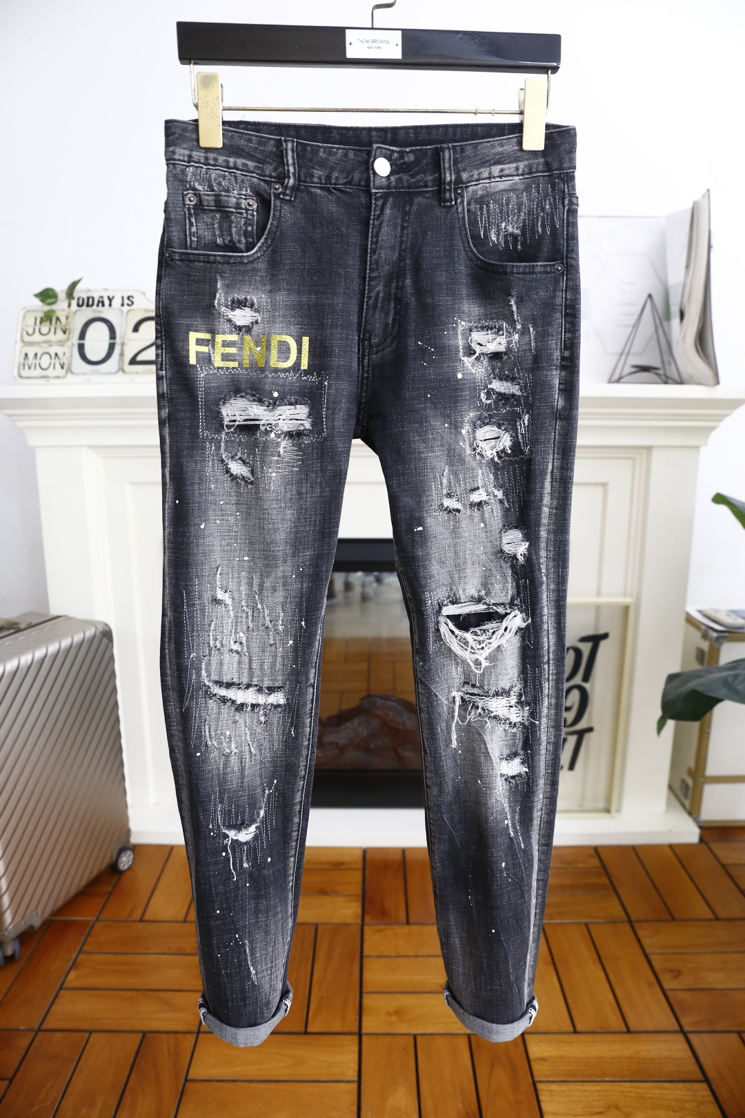 NO:453910,Fendi/Fe*di. New summer products!  Fashionable men's summer thin ripped jeans are made of customer-supplied wash stretch jeans!  The luxury classic brand letter logo highlights the brand characteristics, and fashion trends have therefore become one of the biggest selling points and are extremely cost-effective. There is no confusion or trouble of color conflict. Such a rich high-end jeans are absolutely fashionable, casual and versatile!  A must-have for trendy men!  Counter size 29-38, no 35/37!  Shipping the next day!  ,fendi,jeans,alexander wang19860909芬迪/Fe*di. 夏季新品！时尚男士夏季薄款破洞牛仔裤采用客供水洗弹力牛仔裤！奢华经典品牌字母Logo标志彰显品牌特征,时尚潮流因此已成为最大卖点之一而性价比又极高,没有颜色冲突的困惑或困扰,这么一款丰富内练高端牛仔裤,绝对时尚休闲百搭款！潮男必备！专柜尺码29-38,没35/37！隔天出货！,,fendi,jeans,alexander wang,Men's clothing