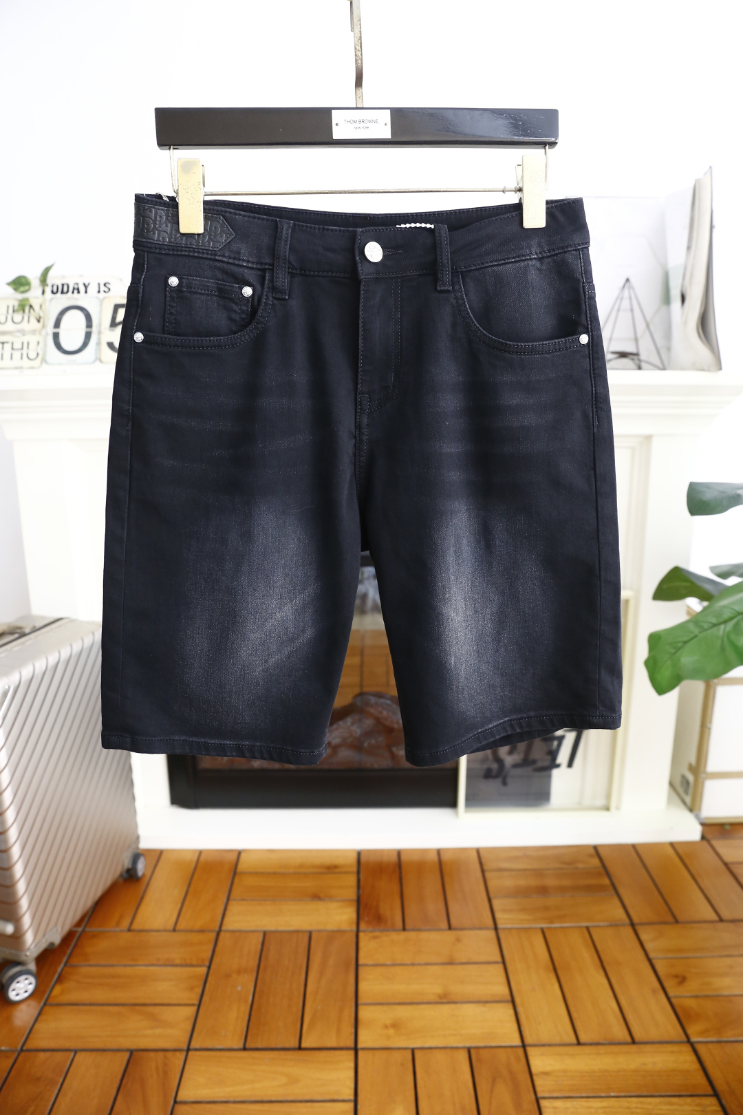 NO:453892,Dior/Christian D*or. The new summer men's denim shorts are perfectly wrapped inside, fashionable and classic brand custom pattern design, exquisite hardware accessories embellishment, the details are considered in full detail, the workmanship is really exquisite, the wiring is fine and symmetrical, there is no unnecessary thread head, the customer supply counter is comfortable washing denim fabric, soft and comfortable, and enjoys texture. The accessories are complete, comparable to any version in the market, and the upper body effect is excellent!  Size 29-36, shipped the next day!  ,dior,shorts,alexander wang19860909迪奥/Christian D*or. 夏季新款男士牛仔短裤内里完美包边,时尚经典品牌定制图案设计 精美五金配件点缀 在细节上考虑的面面俱到 做工真的极其精湛 走线细密匀称 毫无多余线头,客供专柜舒适洗水牛仔面料,柔软舒适,质感享受.辅料齐全,媲美市场任何版本,上身效果超赞！尺码29-36,隔天出货！,,dior,shorts,alexander wang,Men's clothing