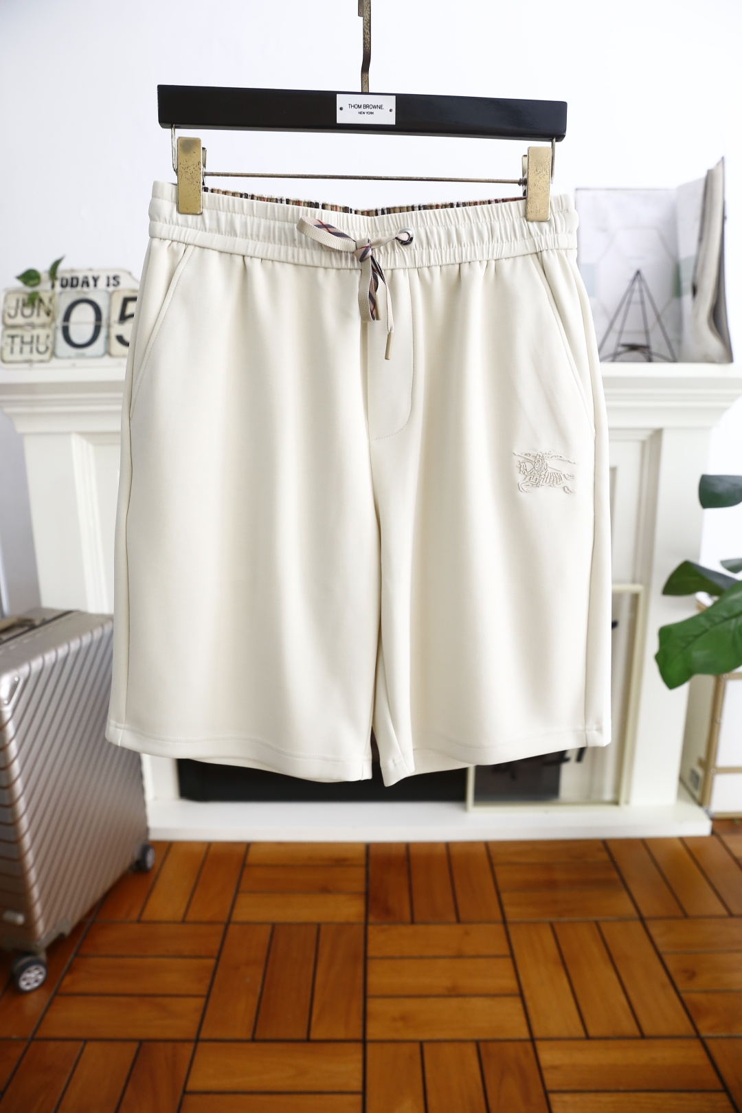 NO:453887,Burbe*ry. New fashion casual shorts for men in summer!  Classic and versatile styles, no too much decoration, main fabric and style, elastic waist, insert pockets on both sides of the lap, luxury classic brand Zhanma LOGO as the highlight of details. The fabric is made of top-grade comfortable fabric, moderate thickness, skin-friendly on the upper body, breathable, and has a good sense of crispness. Orders of the full quality!  Counter sizes 48-58, shipped the next day!  ,burberry,burberry,shorts,alexander wang19860909巴宝丽/Burbe*ry. 夏季男士新品时尚休闲短裤！经典百搭的款式 没有过多的装饰 主打面料与版型 松紧腰两侧插袋设计奢华经典品牌战马LOGO作为细节亮点 面料采用顶级舒适面料,厚度适中,上身亲肤 透气,能有很好的挺括感 全品相的订单！专柜尺码48-58,隔天出货！,,burberry,burberry,shorts,alexander wang,Men's clothing