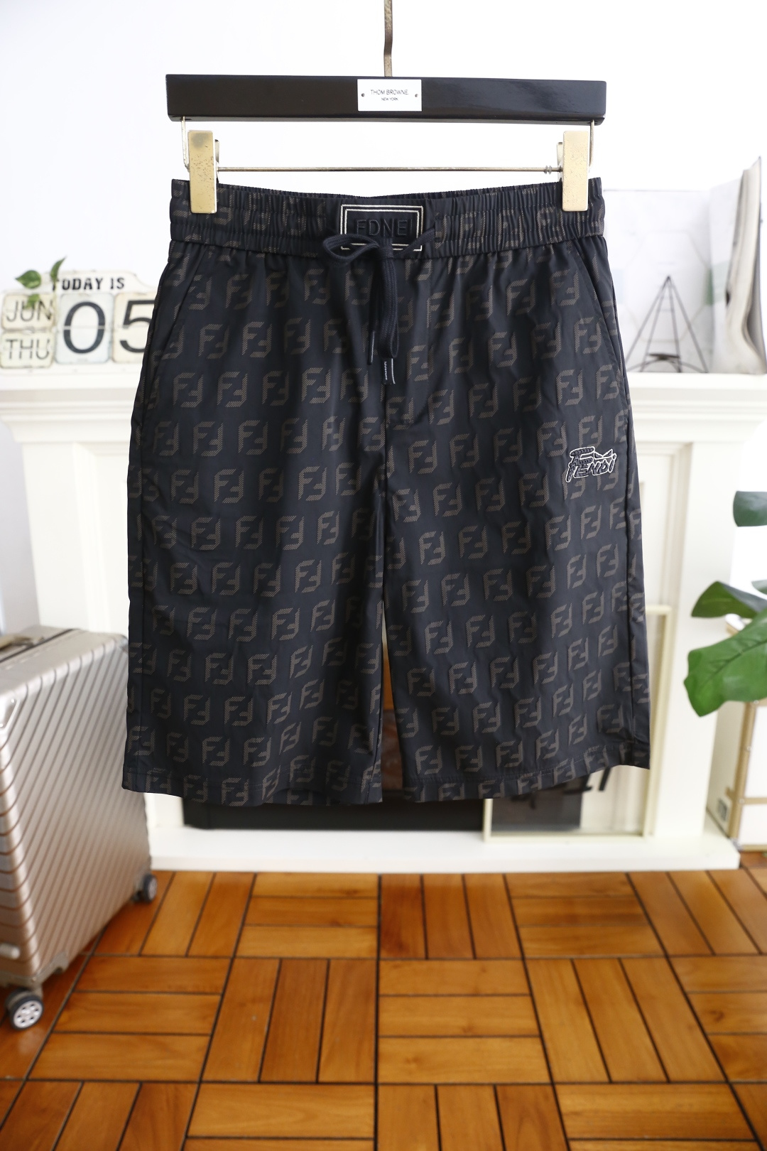 NO:453924,Fendi/Fe*di.ss Summer new product men's original single shorts fashionable casual beach pants luxury classic brand logo design using comfortable quick-drying fabric!  Share taste and value. It is very comfortable to wear, low-key and luxurious. It is very classy when worn. There is no need to say much about the pants style and cutting. The upper body is exquisite and vivid. It is truly first-class and top-quality. The real palace-level casual shorts. The upper body is absolutely stylish and extremely luxurious. It is full of personality, atmospheric and versatile. It is a must-have when going out!  Size 29-36, shipped the next day!  ,fendi,shorts,alexander wang19860909芬迪/Fe*di. ss夏季新品男士原单短裤时尚休闲沙滩裤奢华经典品牌logo设计 采用舒适速干面料！品味与价值共享 身穿着非常舒适 低调不失奢华 穿出去非常有档次 裤型款式和裁剪亦无需多言 上身精致跃然.真正一等一顶级质料 真正殿堂级的休闲短裤 上身绝对的有型 极度奢华 个性十足,大气且百搭,出街必备！尺码29-36,隔天出货！,,fendi,shorts,alexander wang,Men's clothing